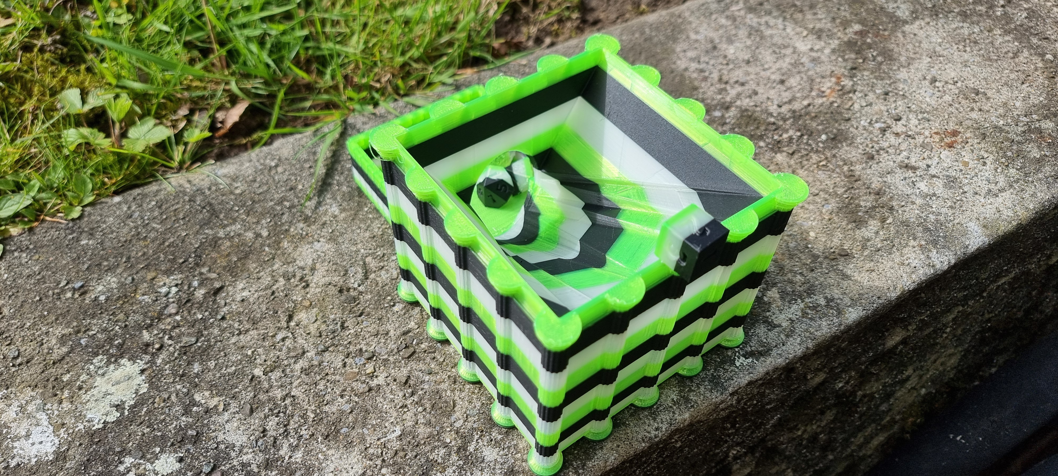 Dice tower with columns