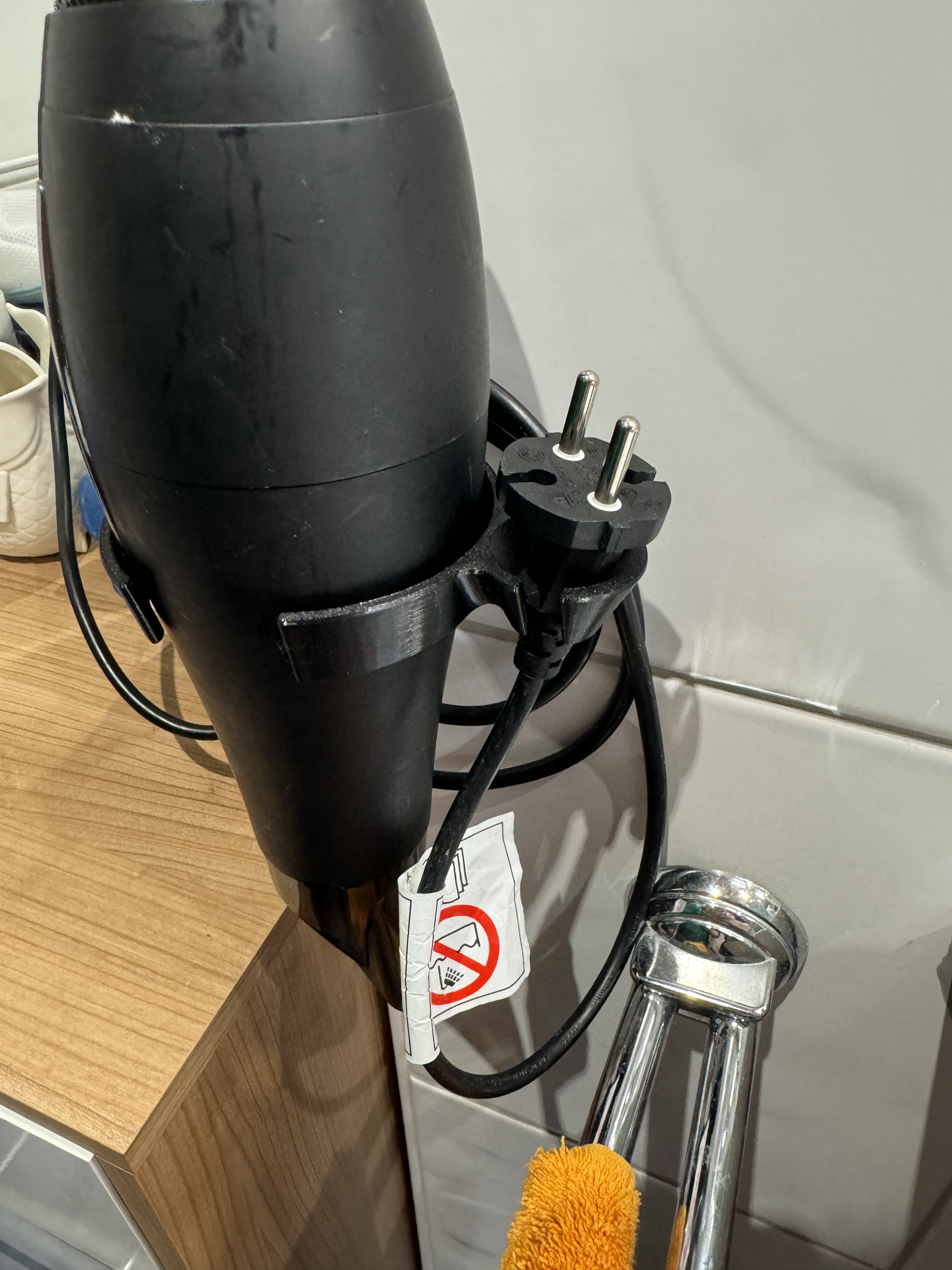 Hairdryer wallholder