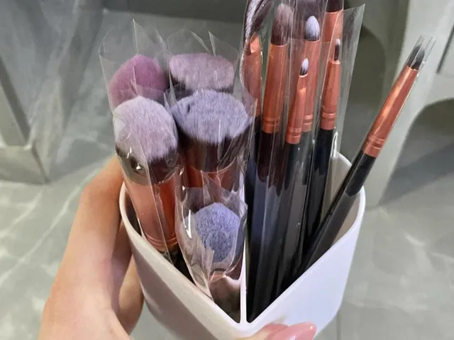 Heart-shaped cup for makeup brushes/pencils