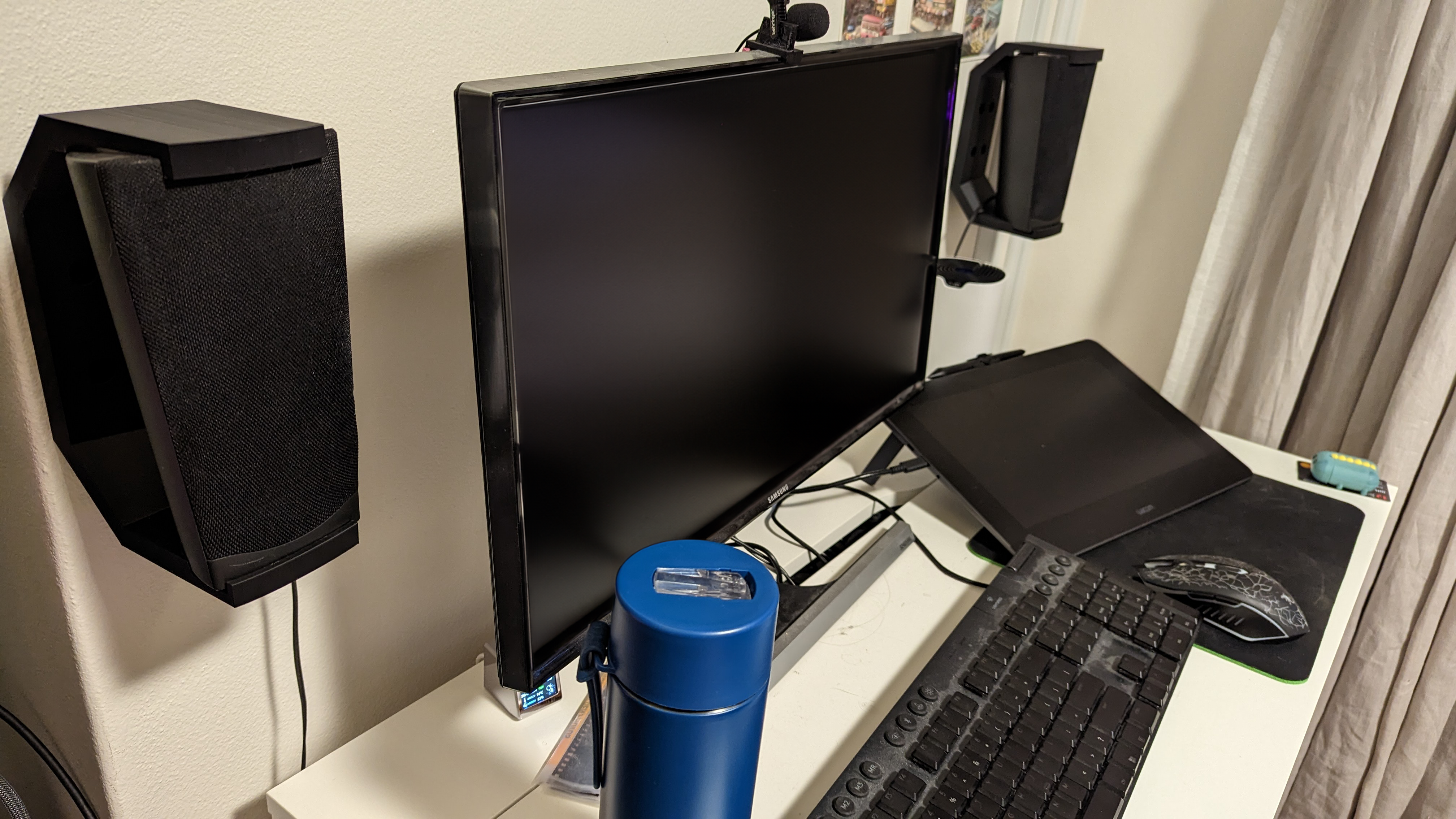 Computer speaker wall mount