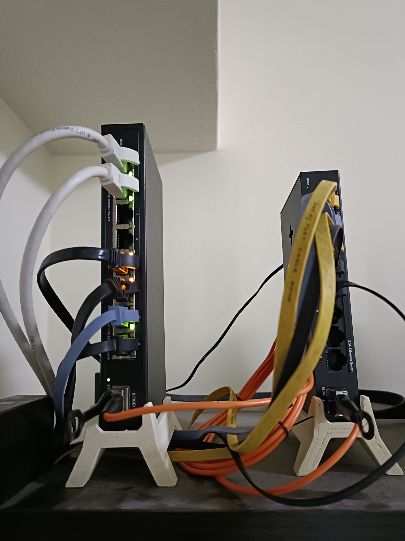Network switch vertical stand