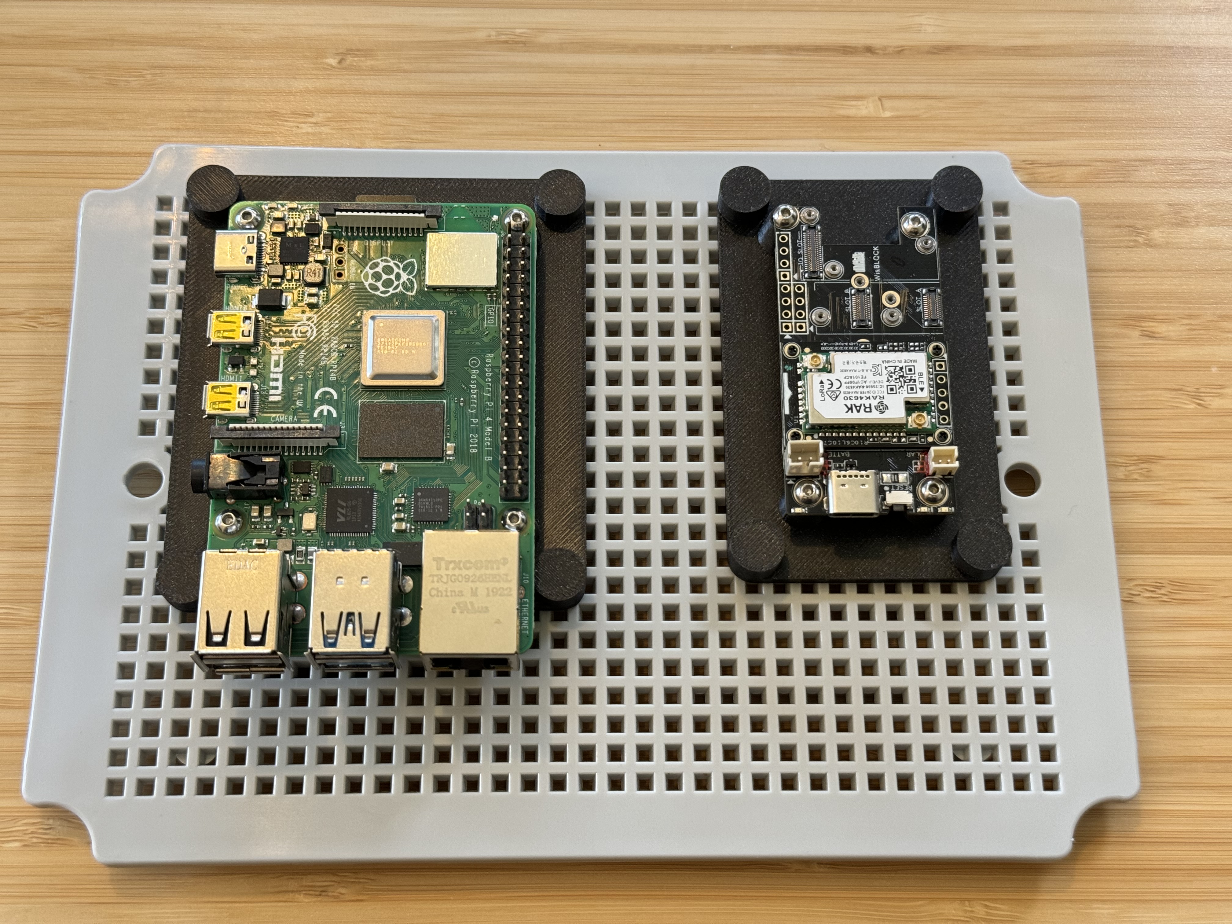 RAK19007 + Rasberry Pi 4 Outdoor Box Mount