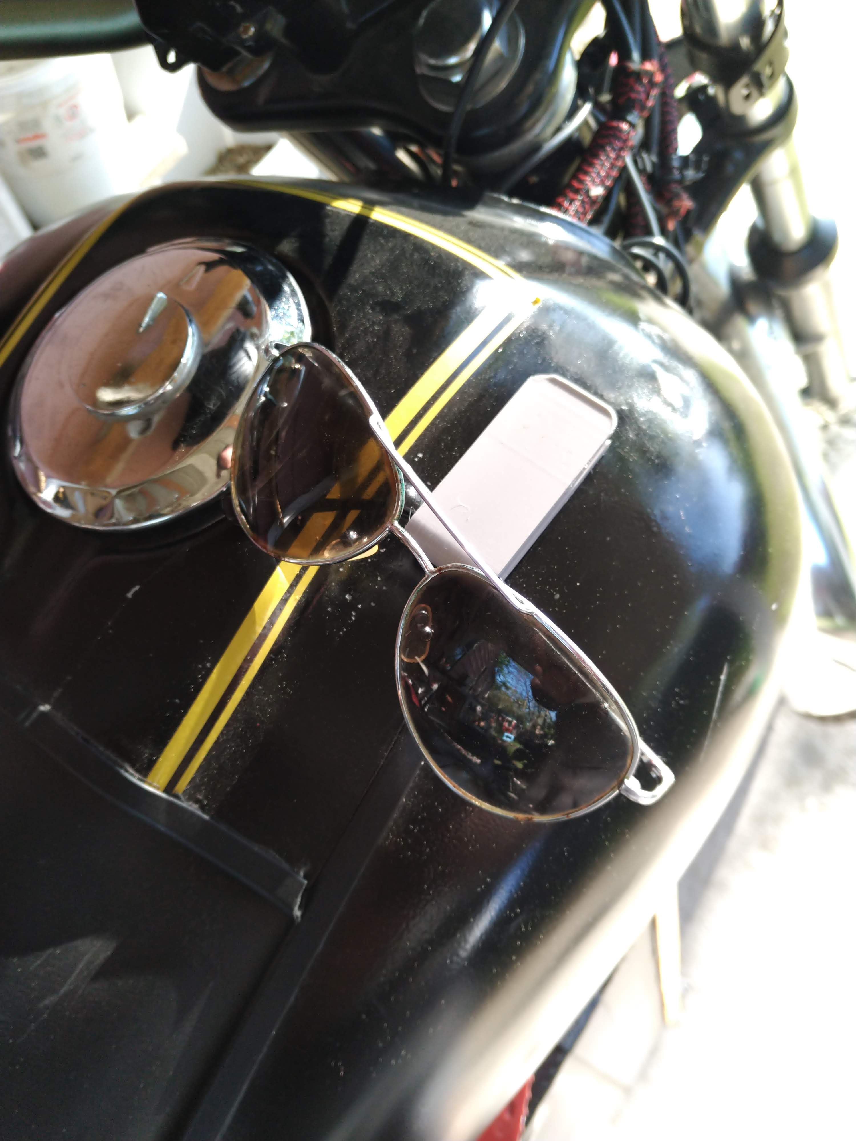 Magnetic sunglasses clip