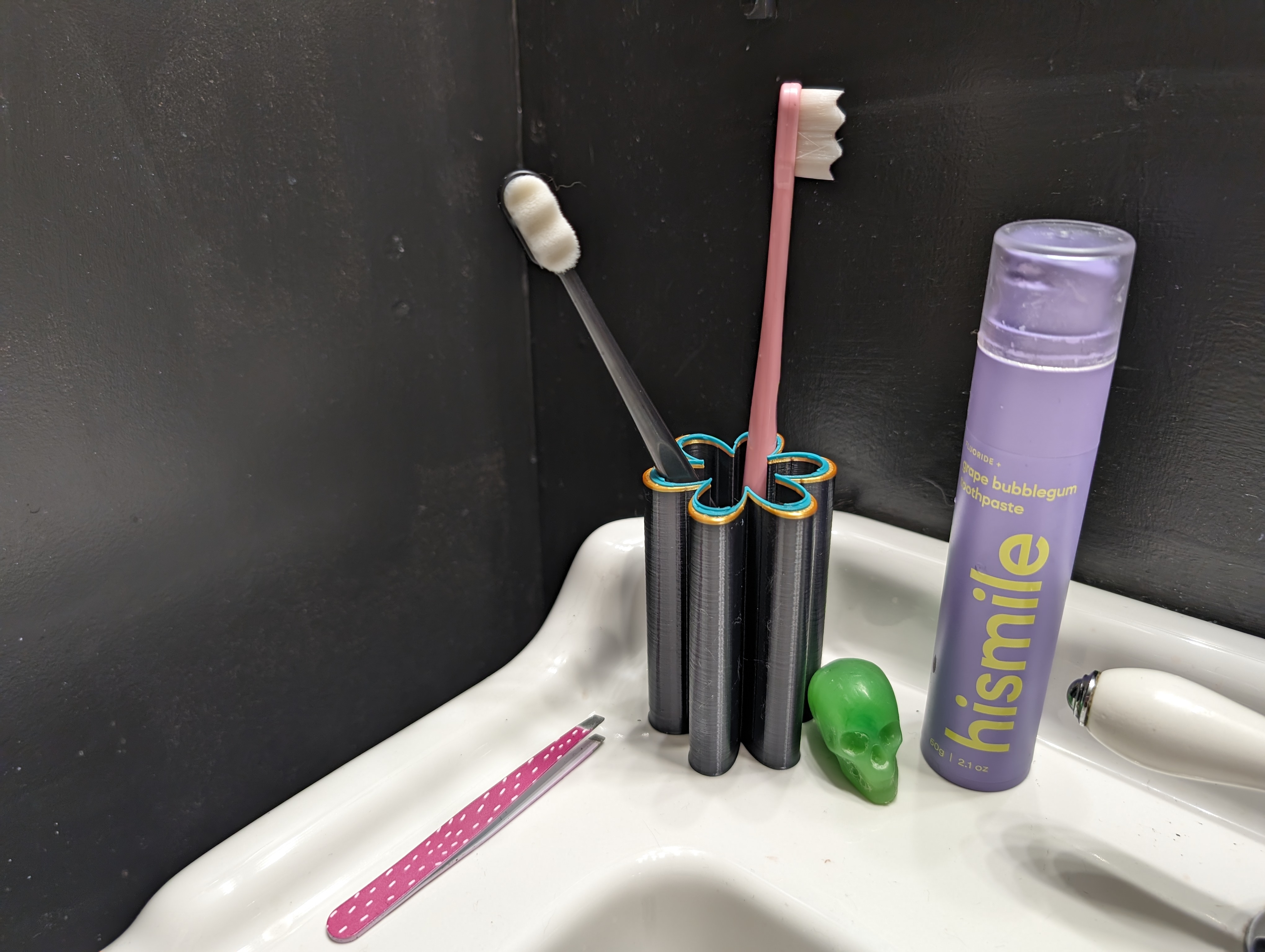 Daisy Toothbrush Holder, paintbrush holder, pen cup for small spaces. Easy, quick print with filament changes for multicolor