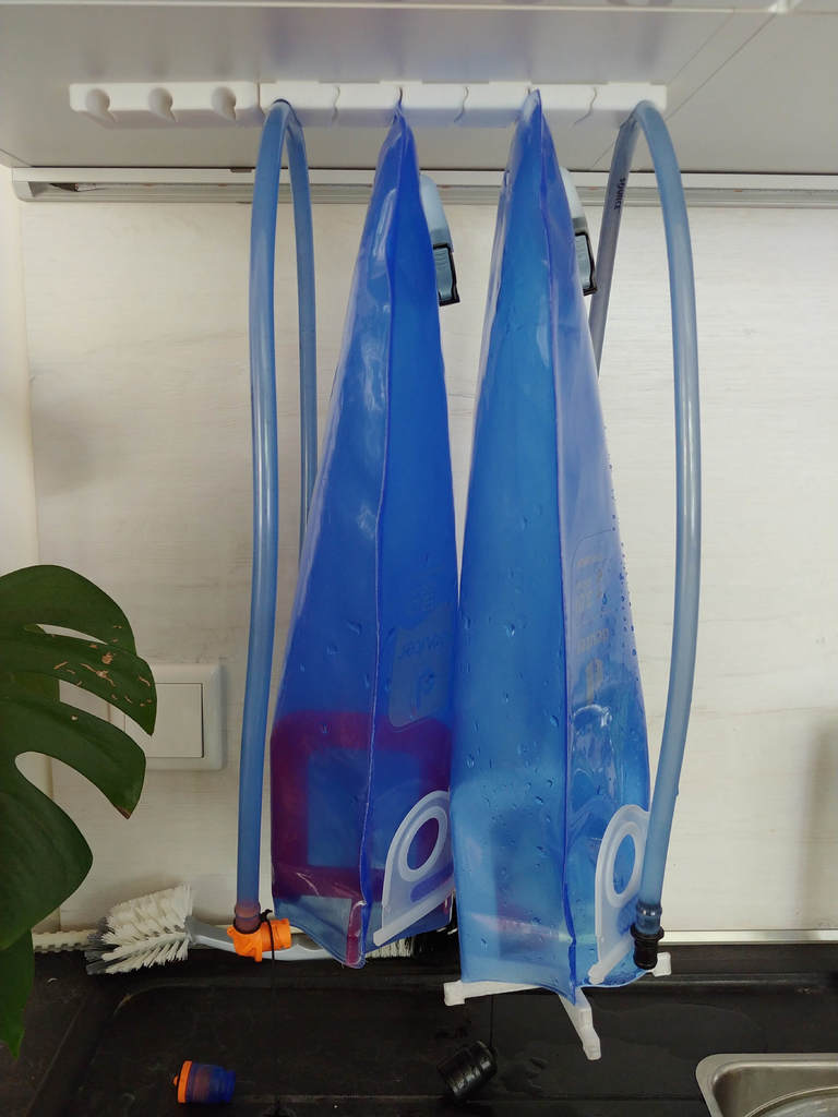 Clip/holder for drying Deuter/Source Bladder and food storage bags