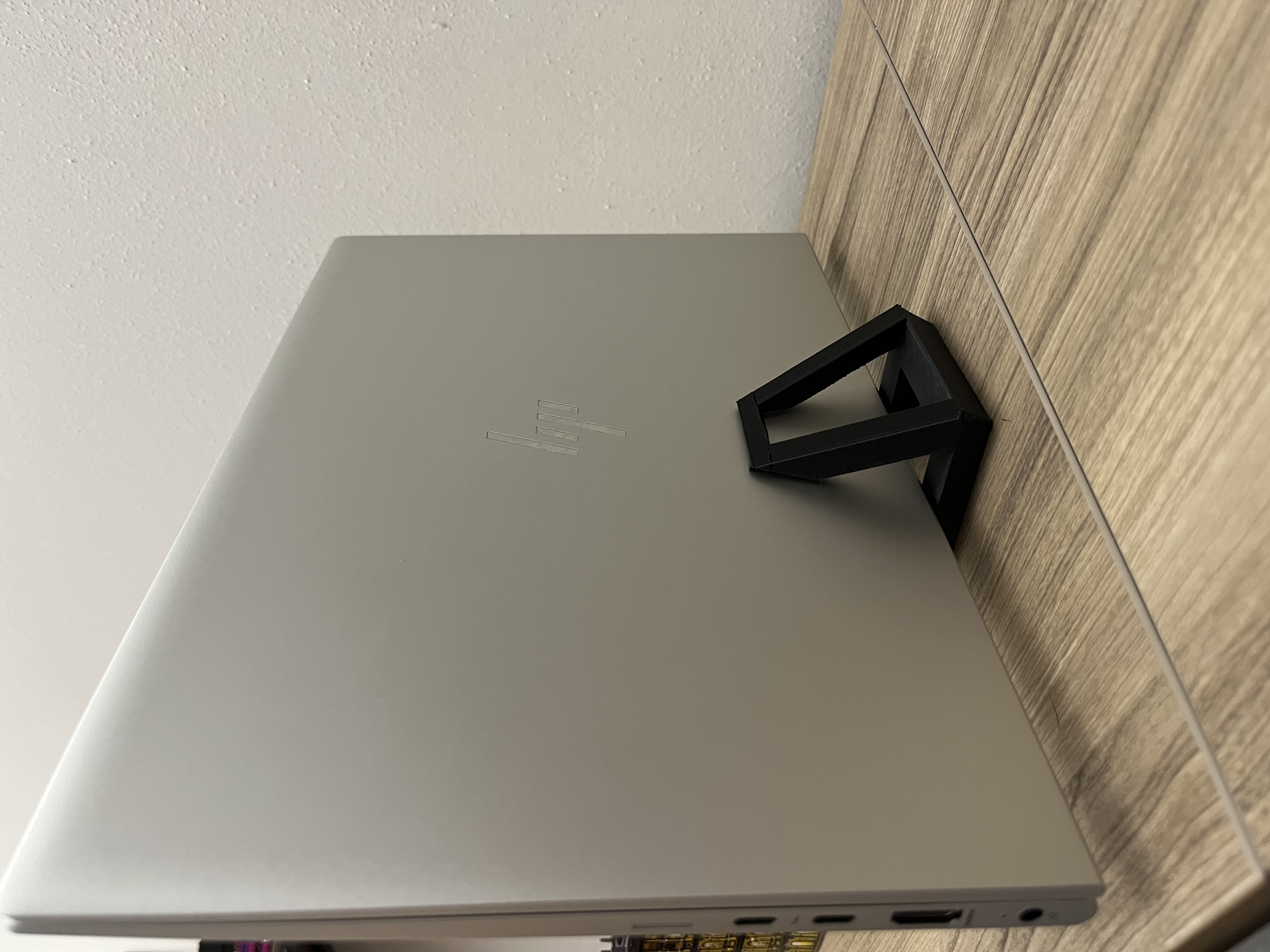 Laptop vertical stand