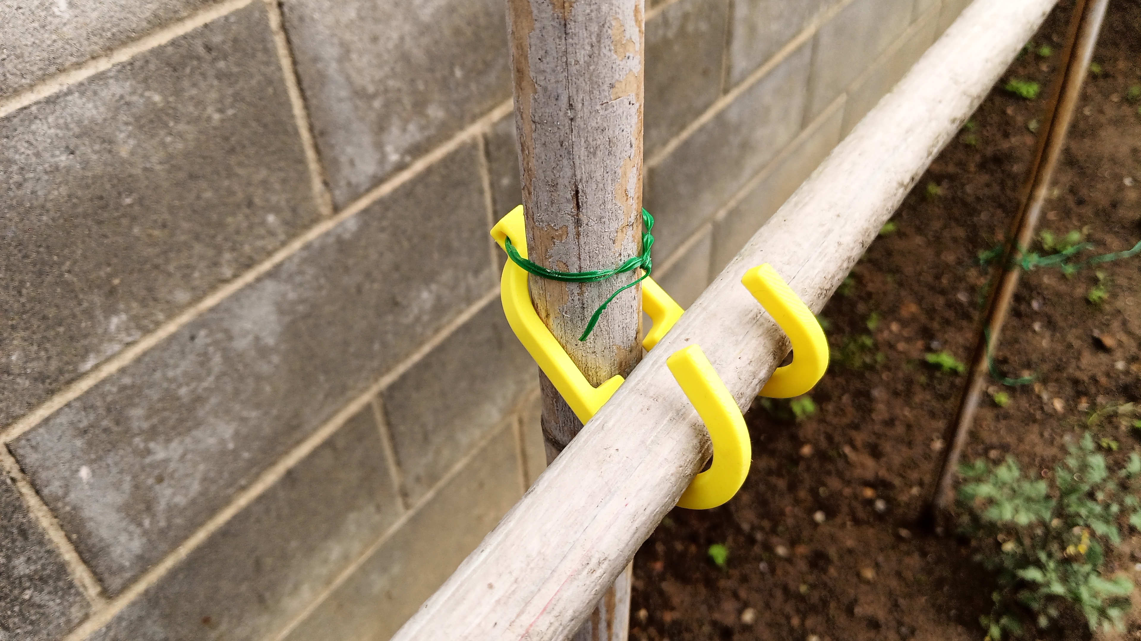 Gancio a U per pali da giardino per orto