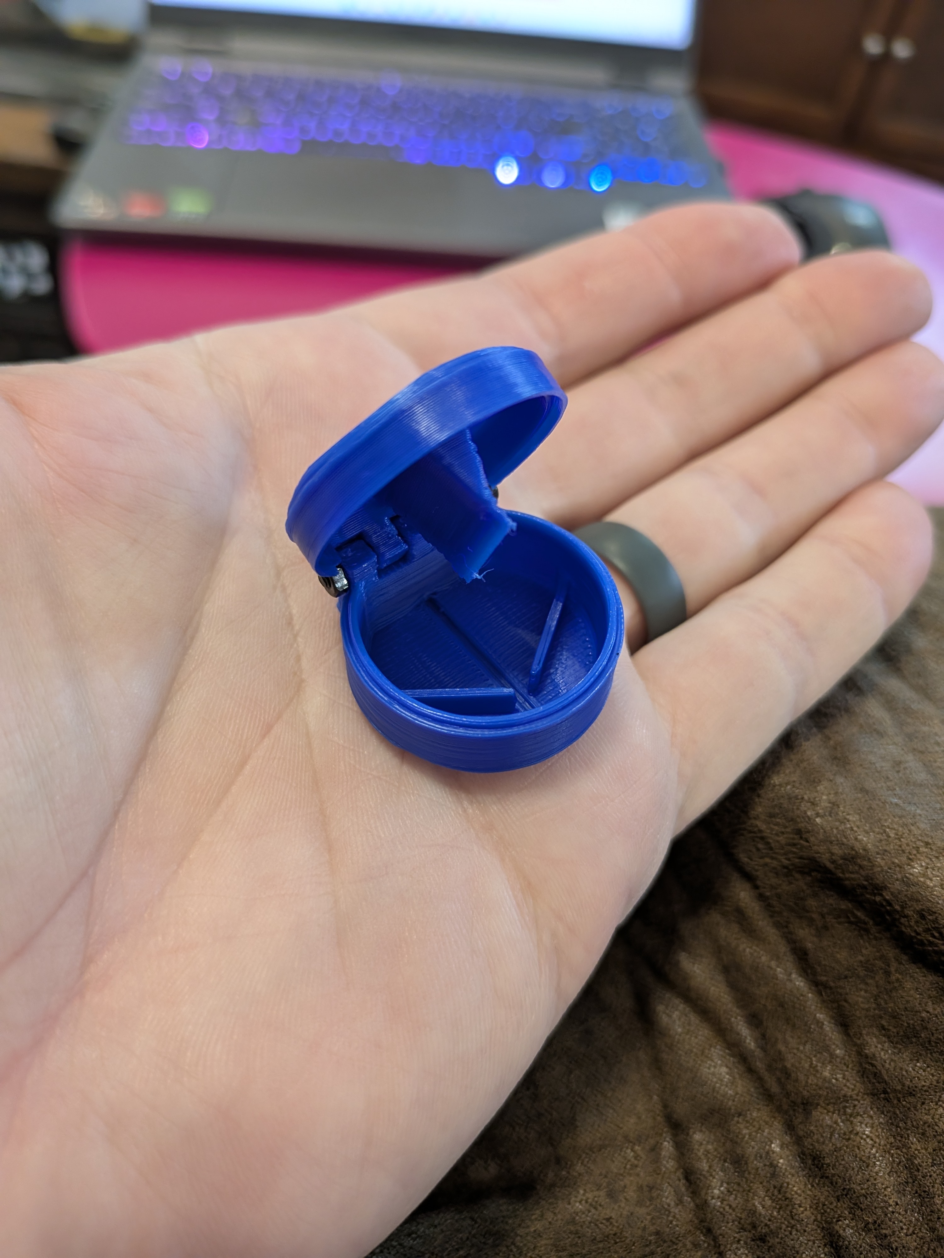 Pill box with cutter - remixed for different sized pills