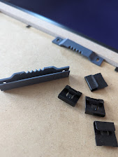 Picture frame hanger with clip