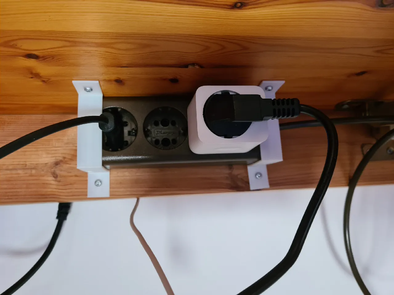 Halter für Steckdosenleiste in Ecken by LukasK