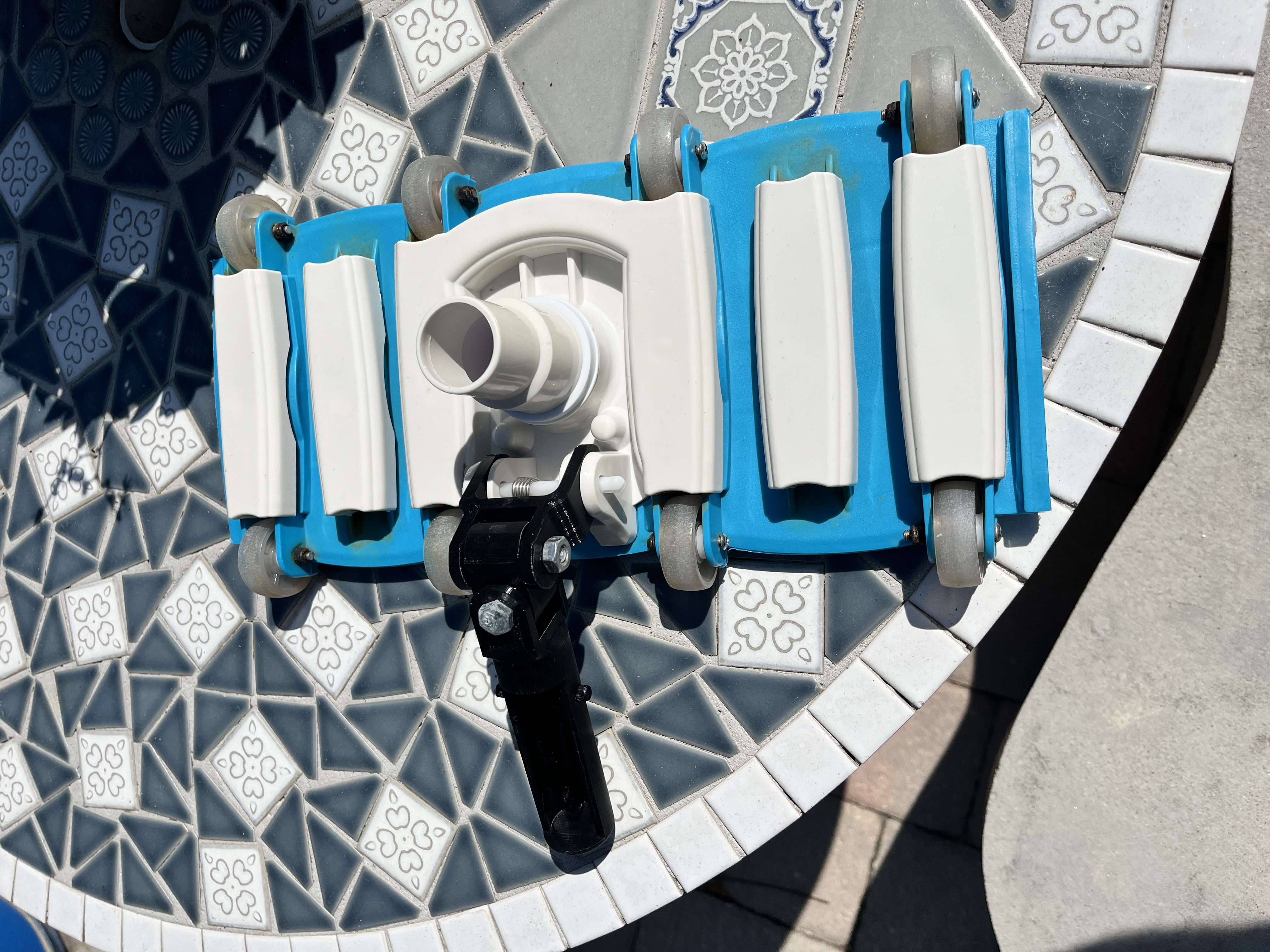 Pool vacuum swivel