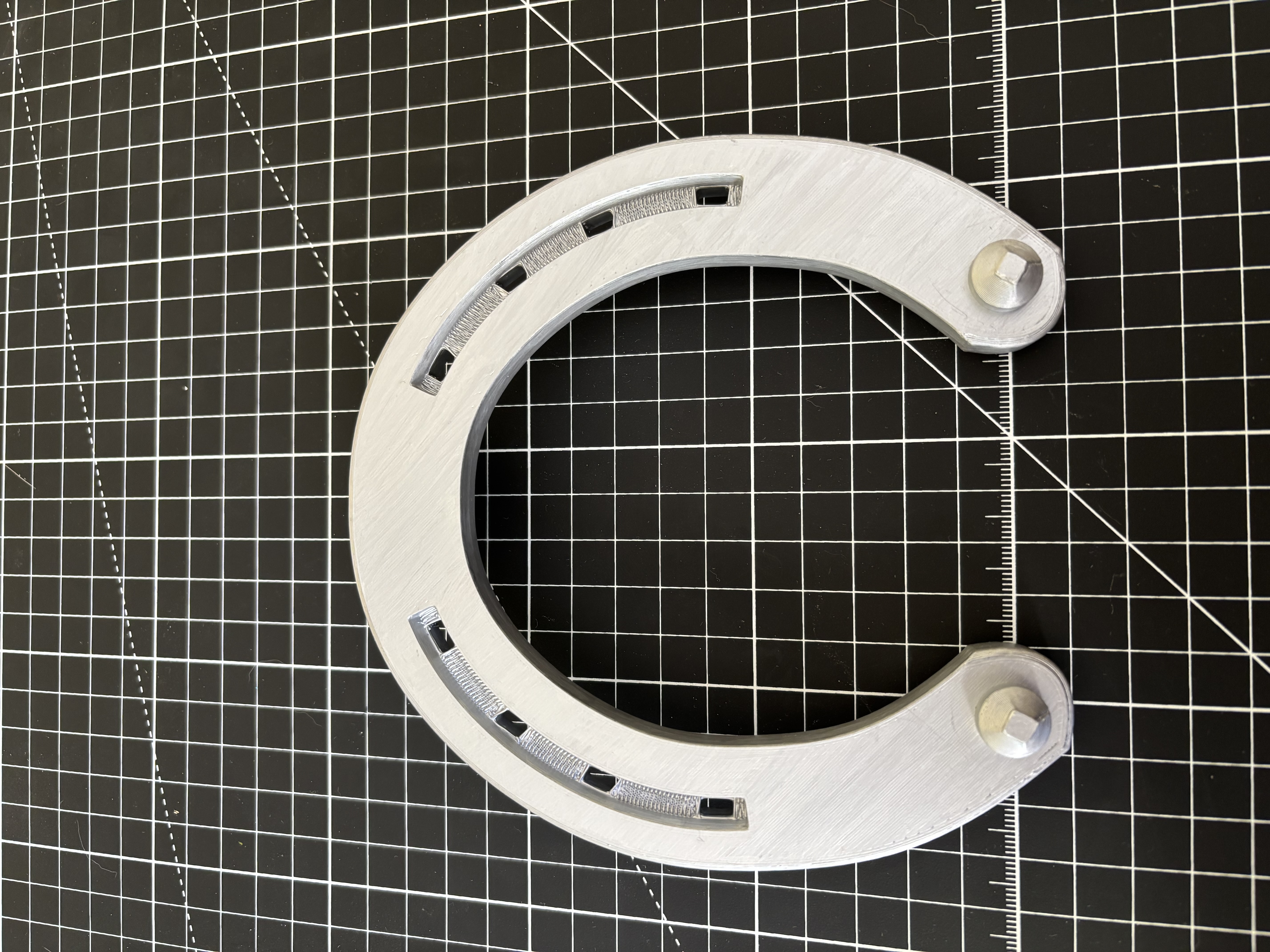 Horseshoe with removable spikes