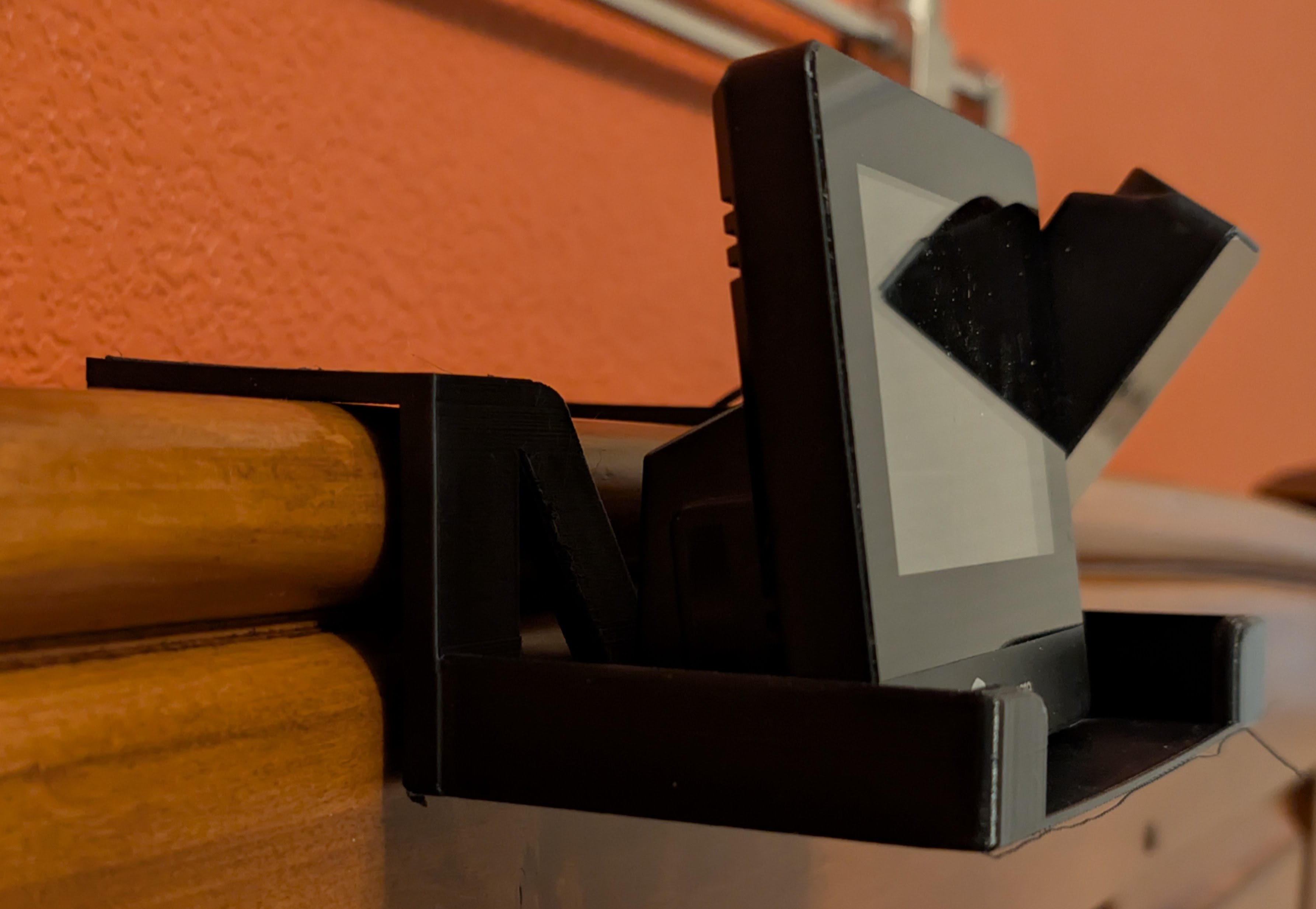 Miniatura 2 do modelo 3D Projection Clock Headboard Holder