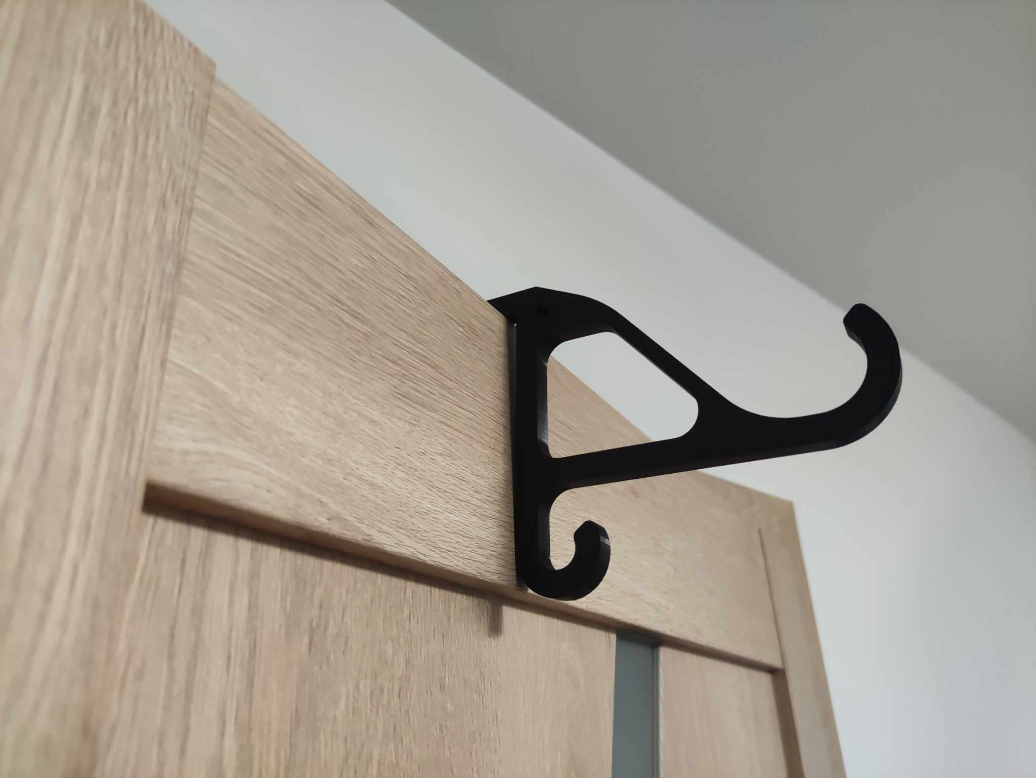 Sturdy over-the-door clothes hanger  – easy 3D print with no supports required.