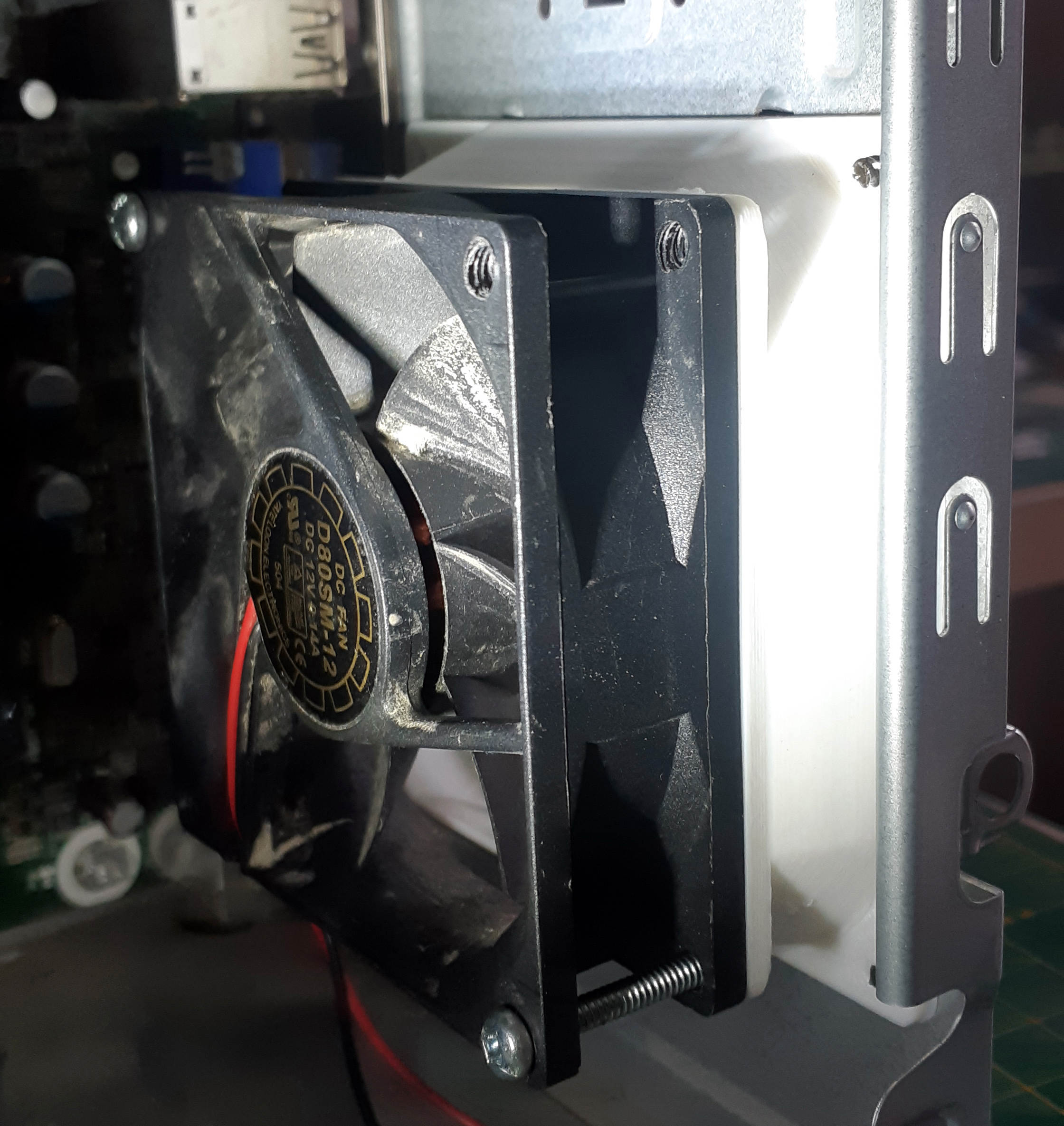 92mm to 80mm Computer fan mount adapter