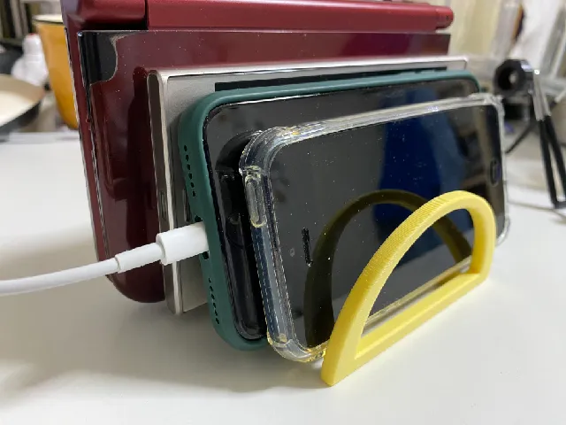 Minimal Universal Multi Phone Holder