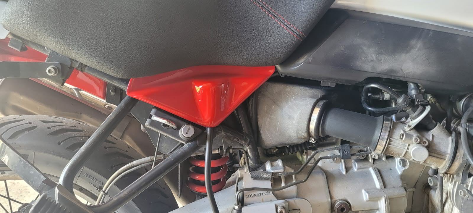 Clip zum anbringen an das dreieckige Seitenverkleidungsteil unterm Sitz einer BMW R1100GS