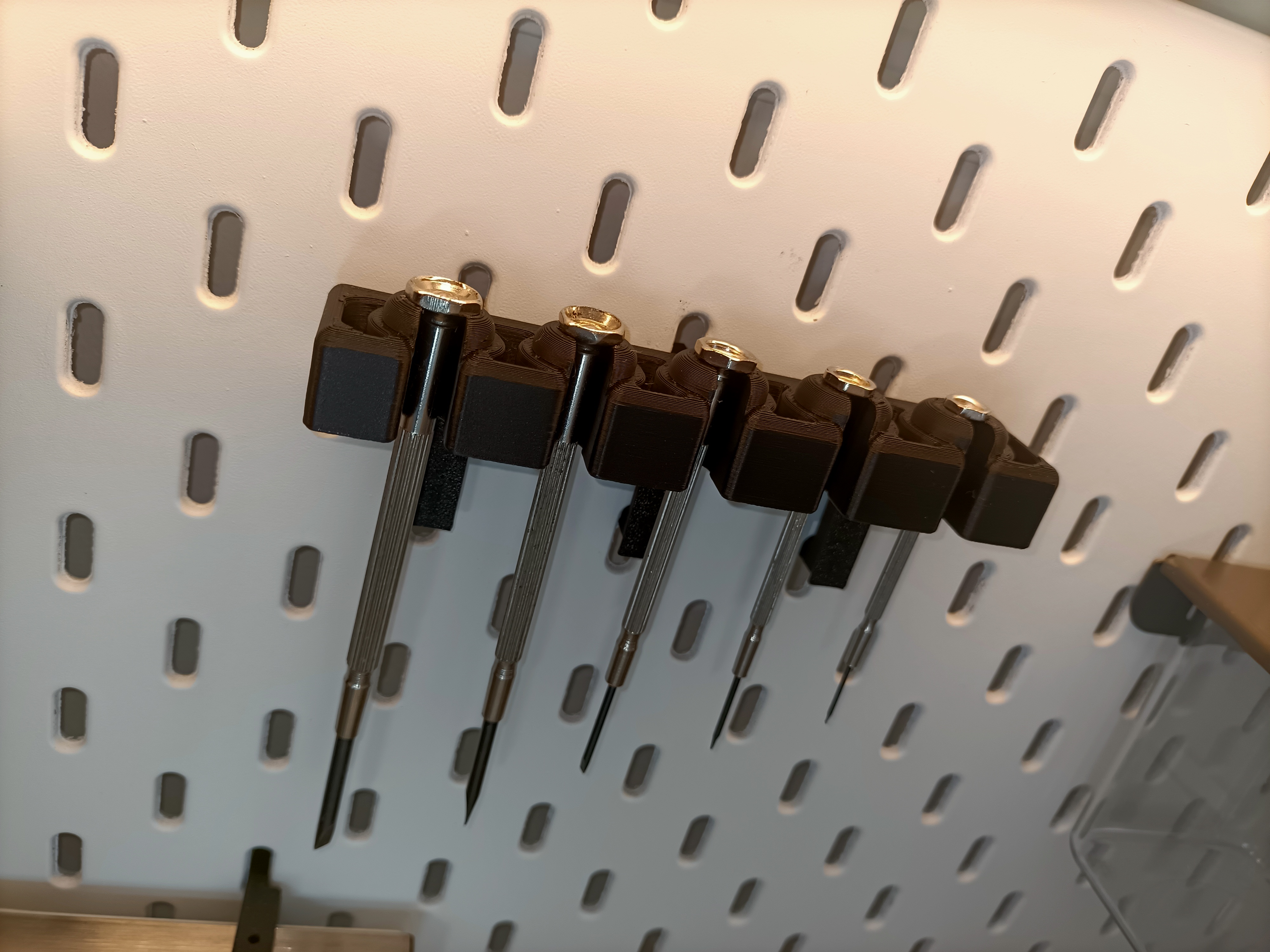 Remix of my own Model to fit 5  pieces of those small mini-screwdrivers