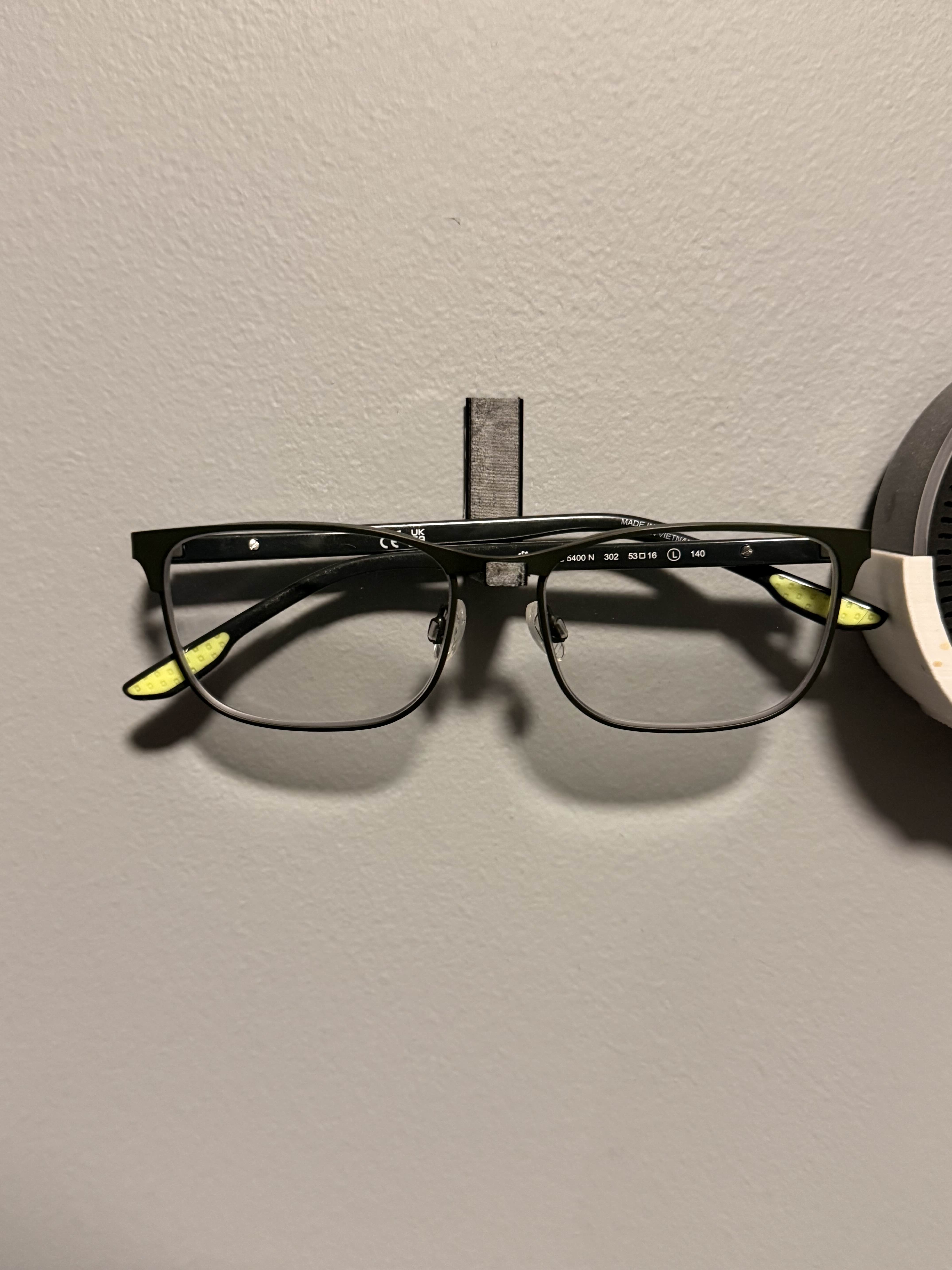 Glasses wall mount