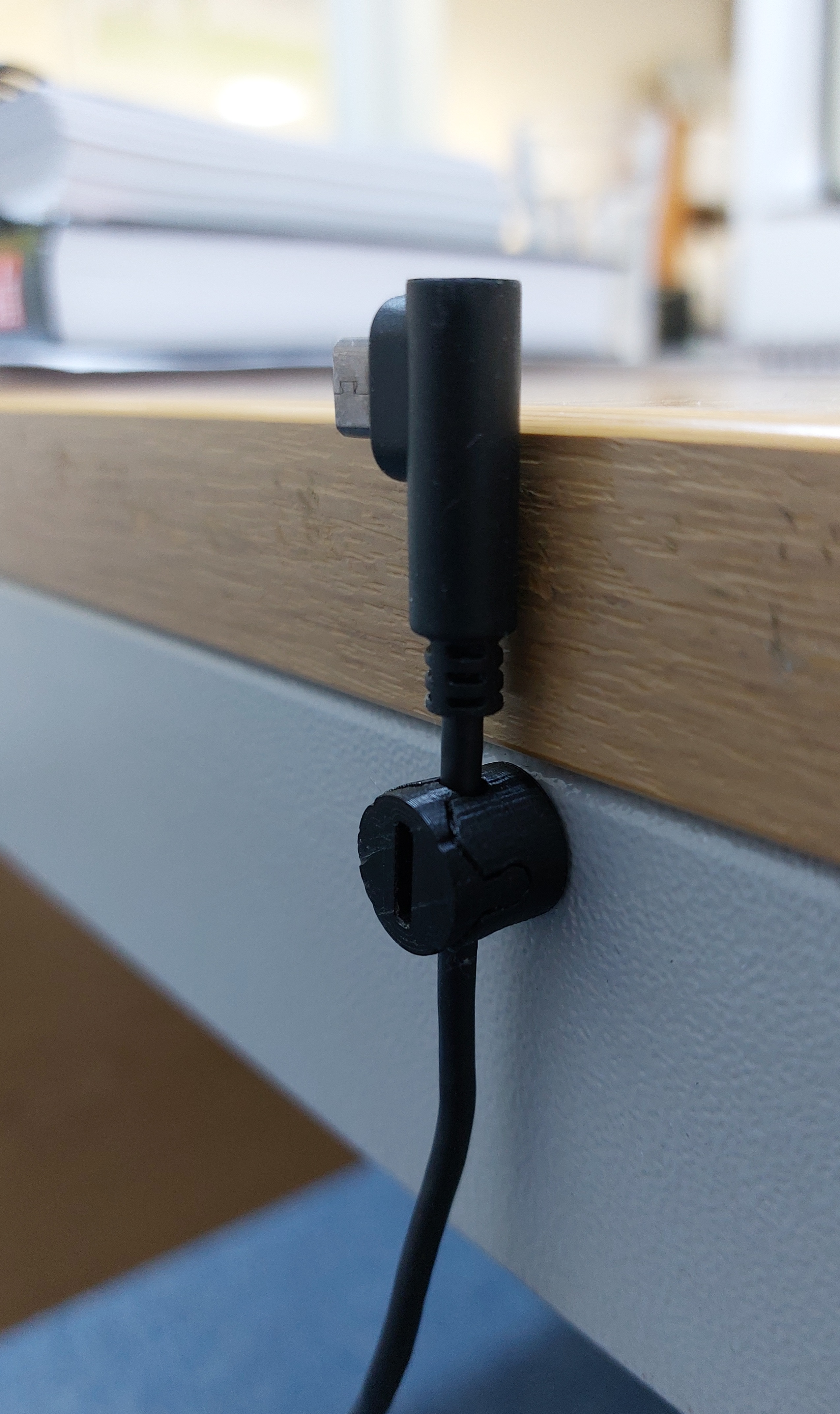 Magnetic cable clip