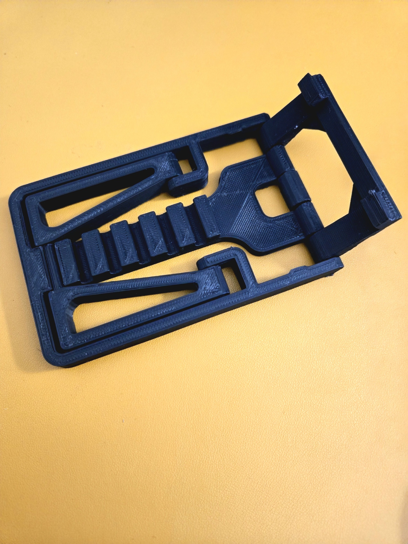 Foldable phone stand with easy release (Print in Place)