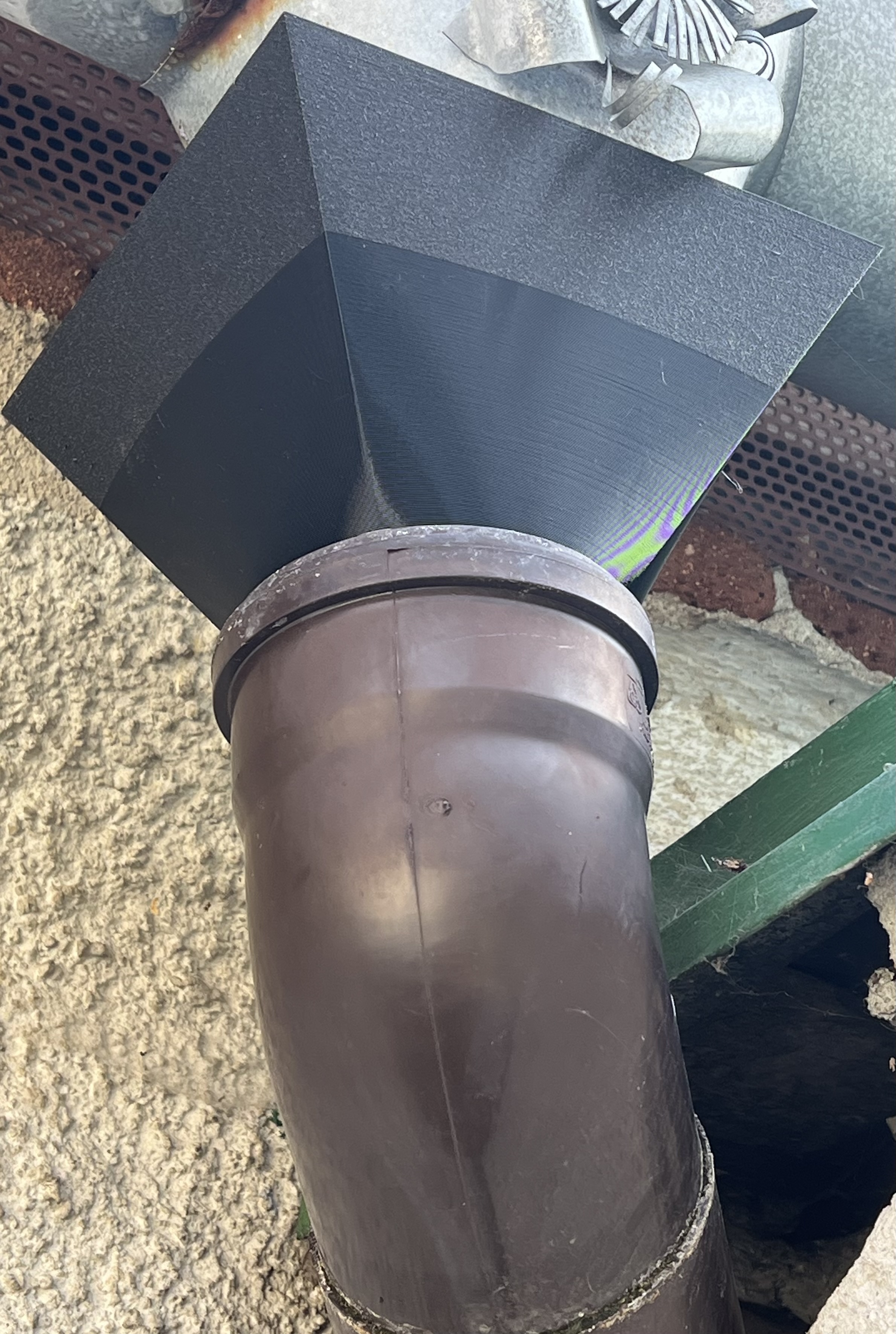 Trychtýř na svod vody z okapu - Funnel for drainage of water from the gutter