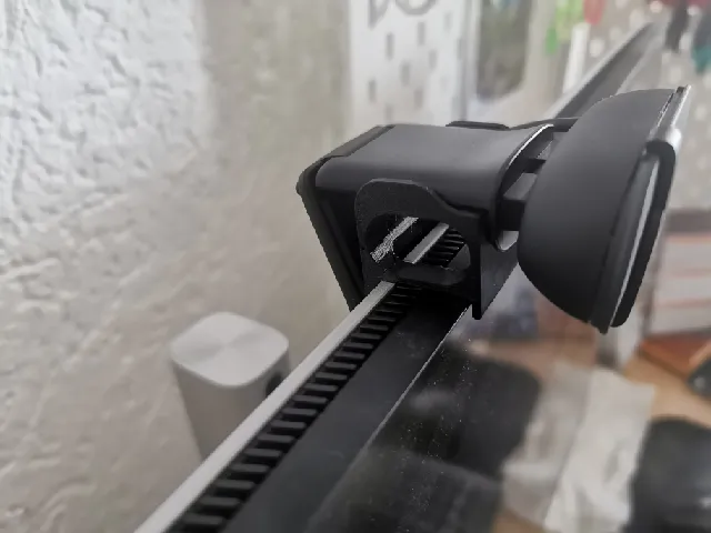 Webcam Mount Logitech Brio 105 on DELL U2722DE