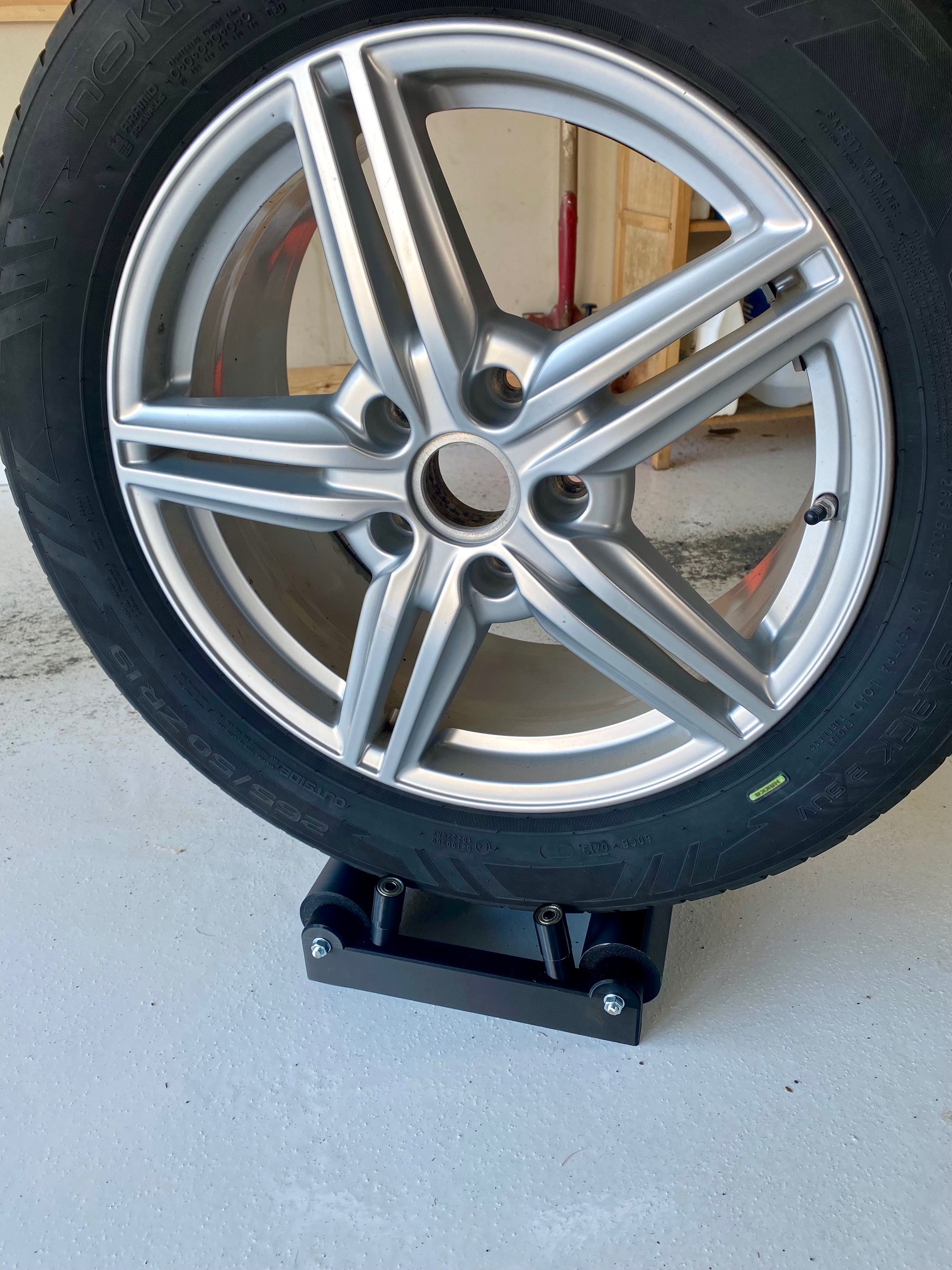 Large wheel detailing roller stand