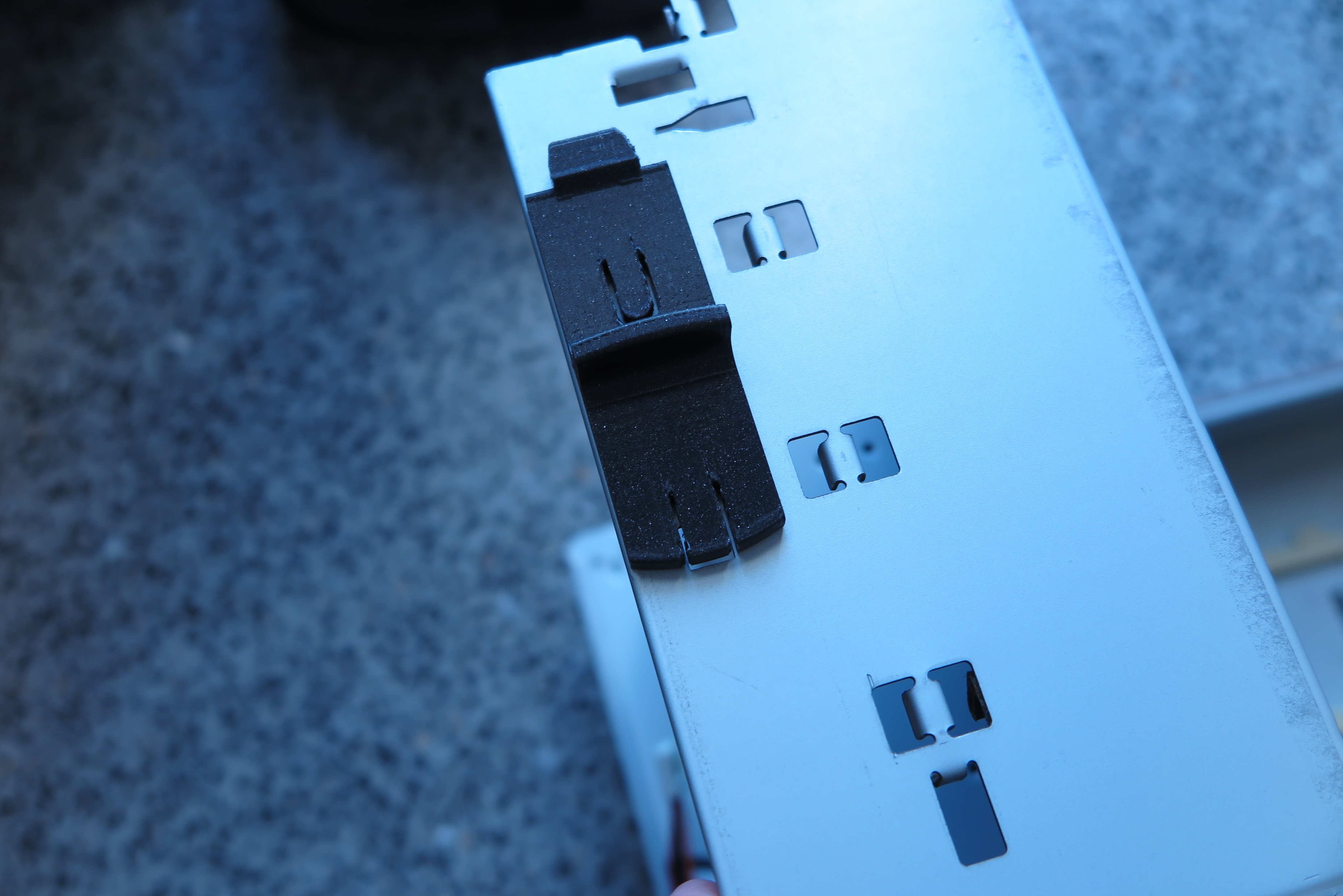 Powermac G3 slide lock