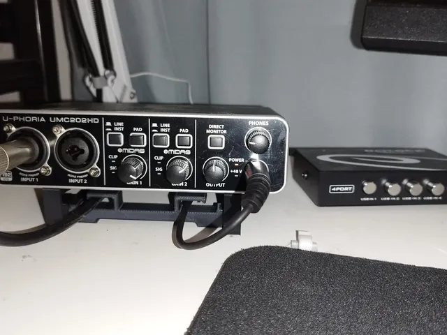 Behringer U-Phoria UMC202HD Angled stand and cable management
