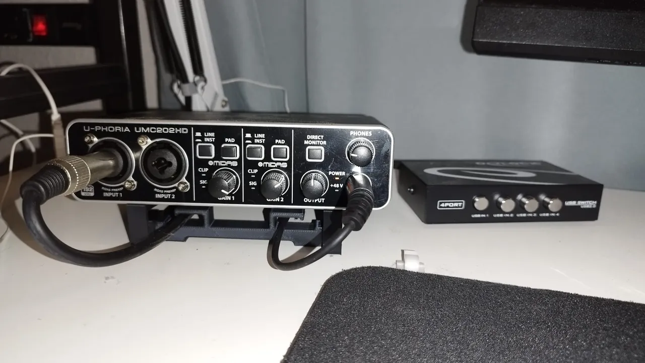 Behringer U-Phoria UMC202HD Angled stand and cable management by 