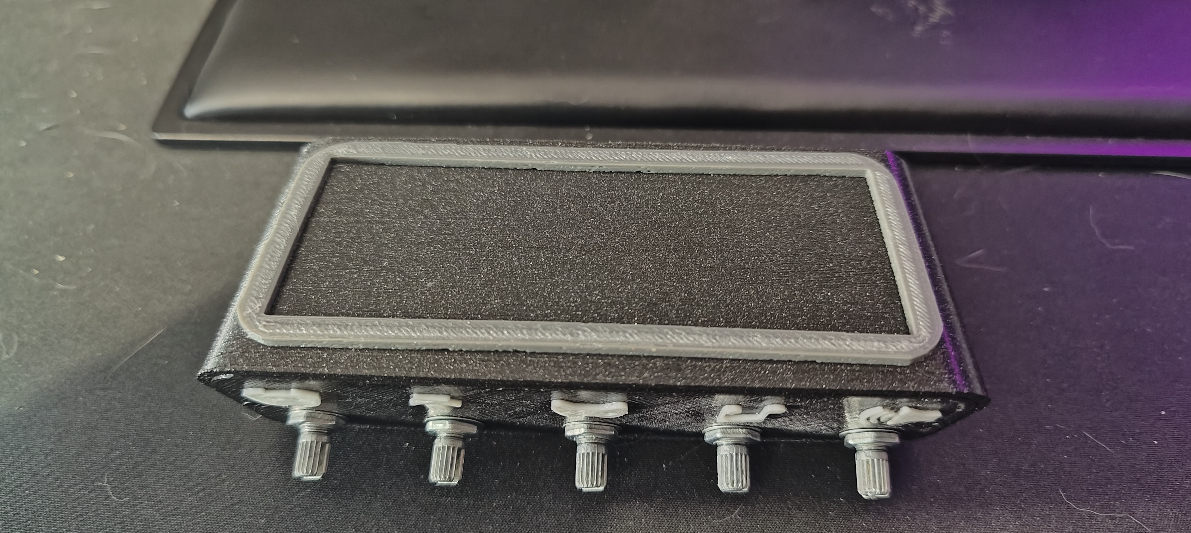 Deej Underside grip