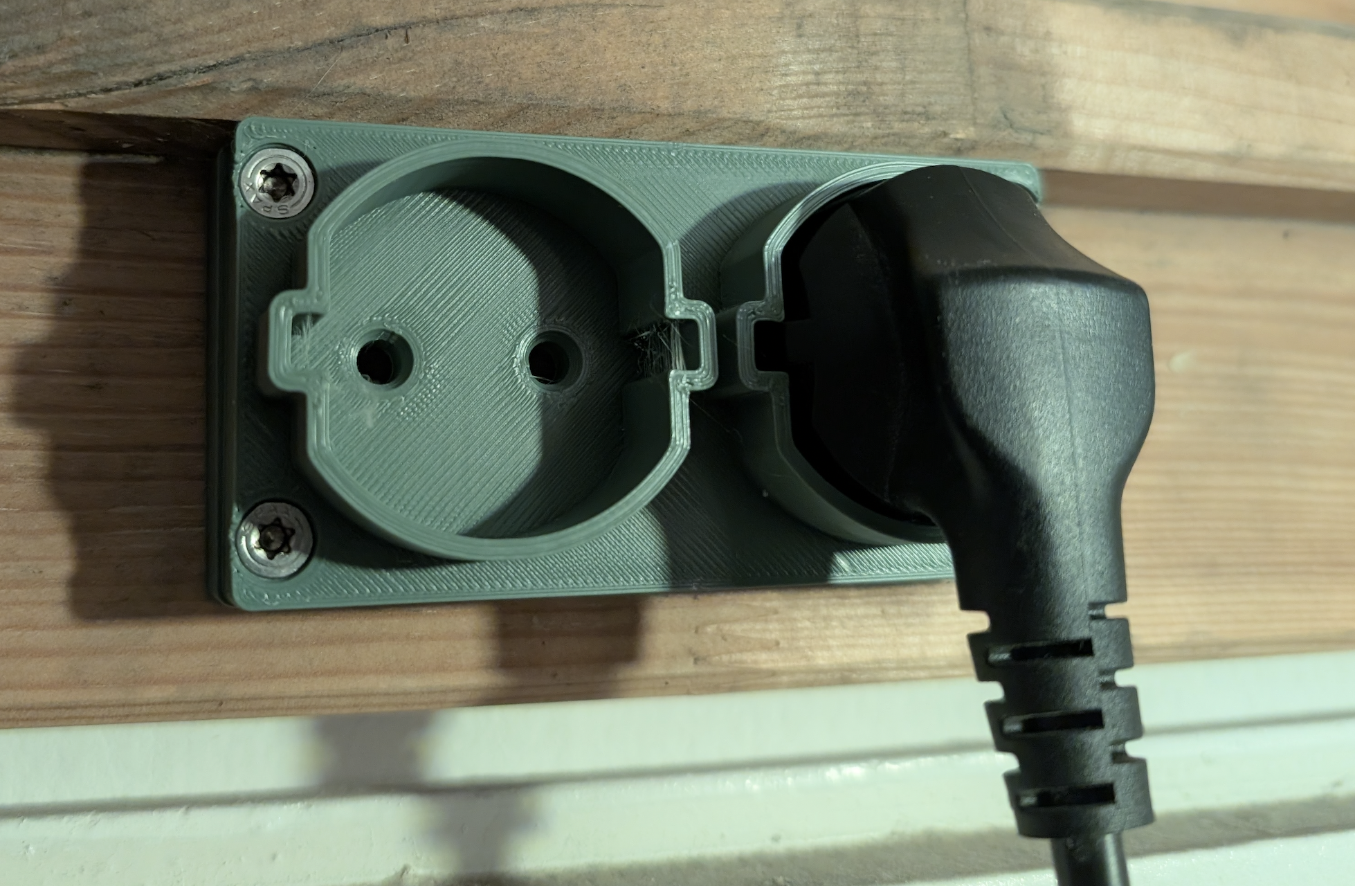 Big AC-Power Cable Storage / Dead AC Outlet