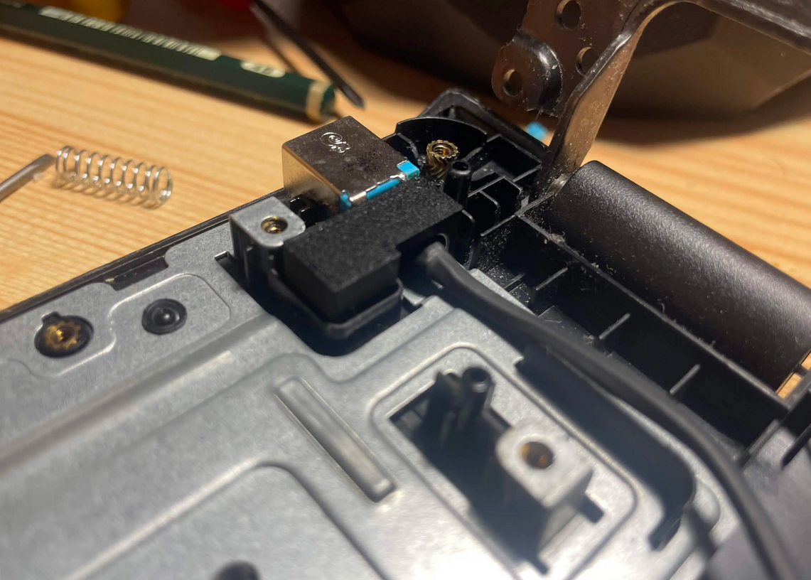Acer Aspire E5-774 series charging cable port movement blocker