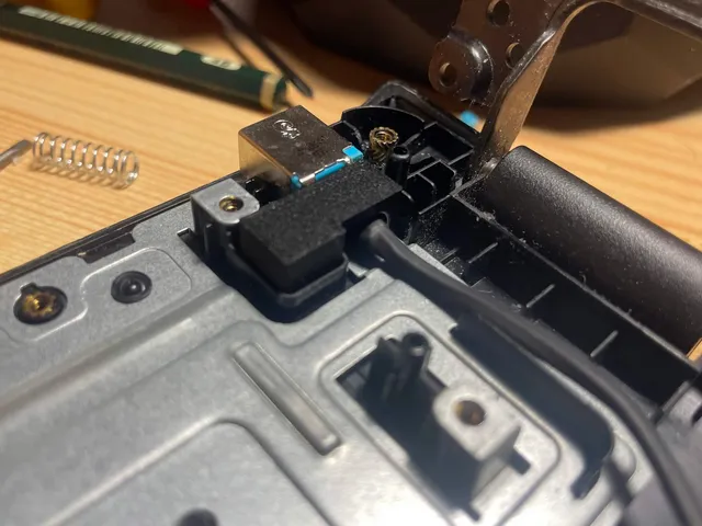 Acer Aspire E5-774 series charging cable port movement blocker