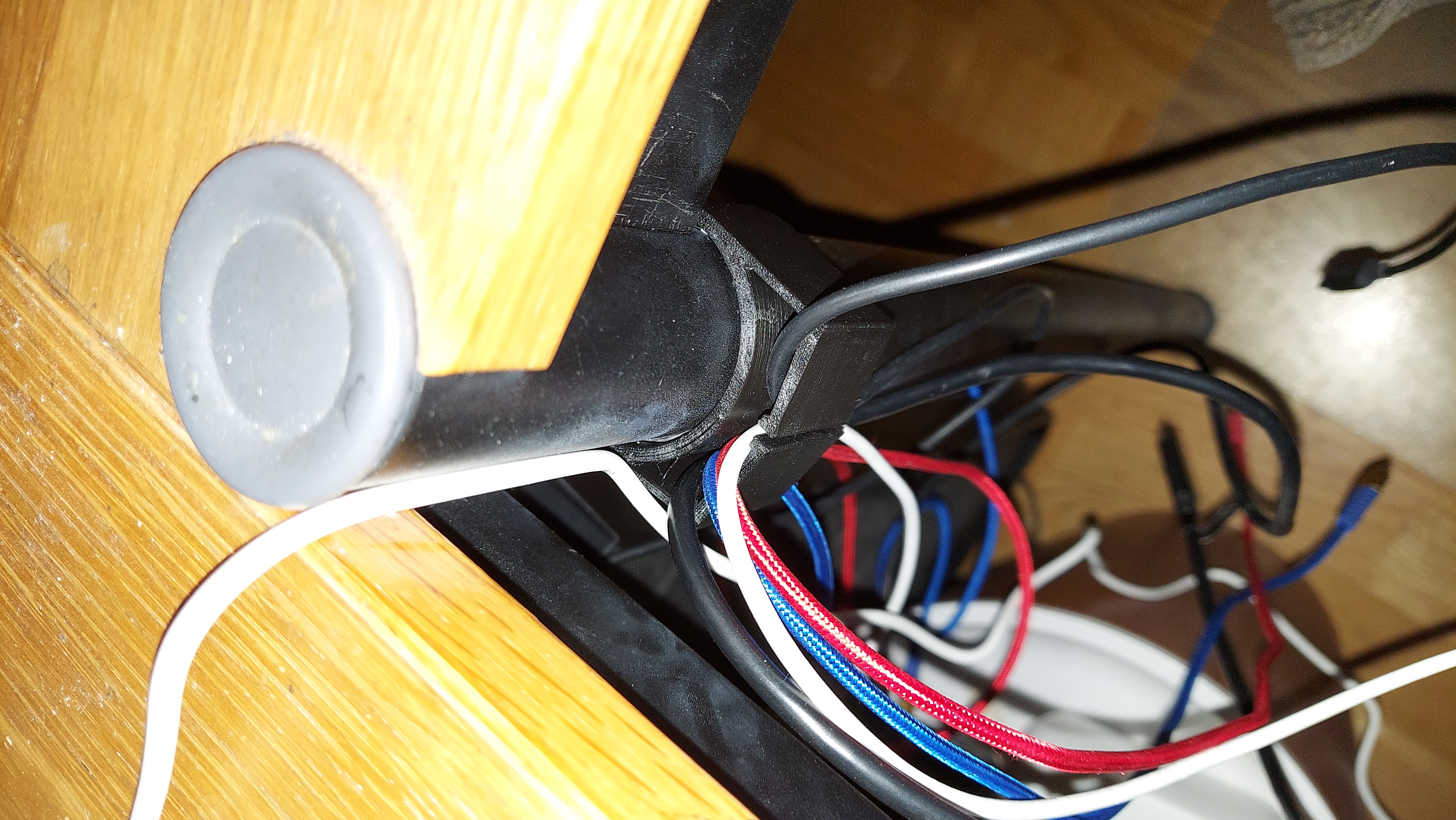 Parametric cable holder for round table legs