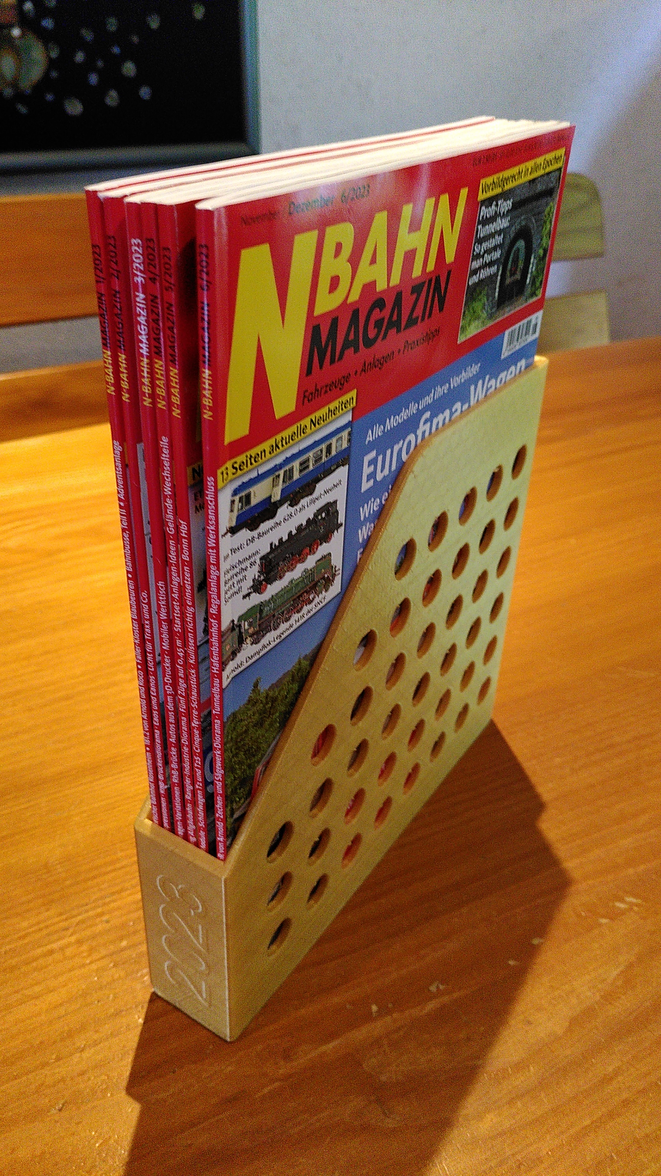 Modern Magazine Holder with Honeycomb Design