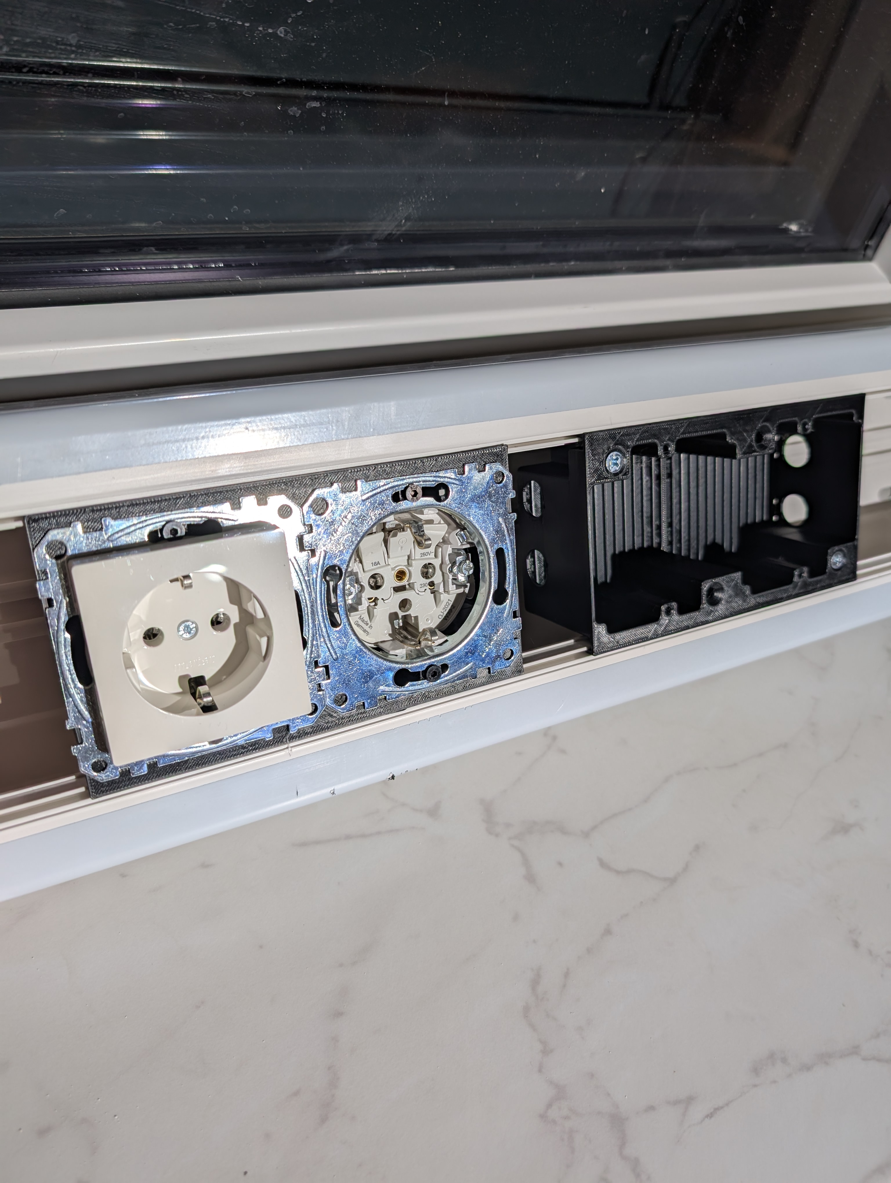 Einbaudose für Brüstungskanal BR70 Licatec & andere (installation box for dado/parapet trunking)