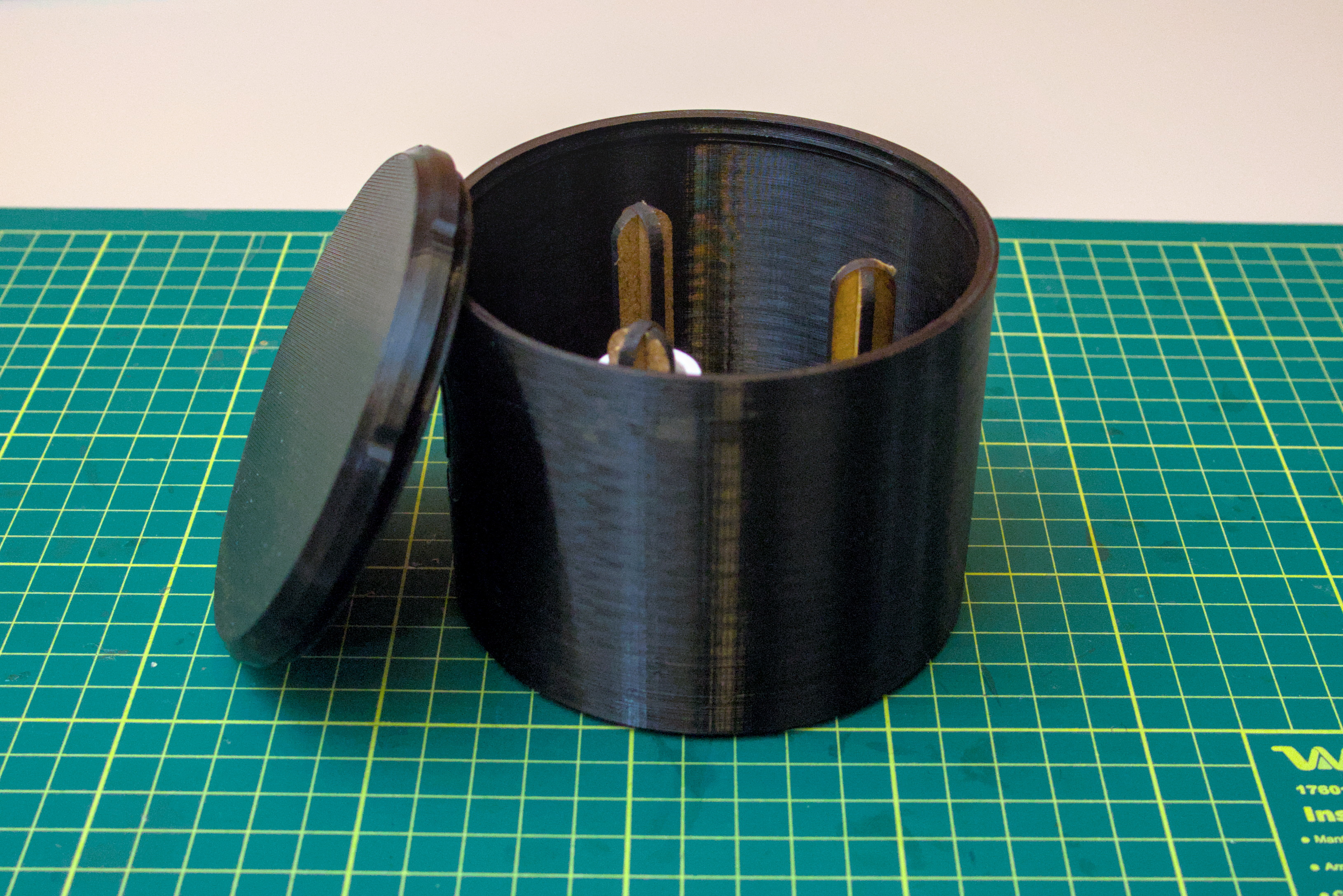 Parametric container with threaded lid