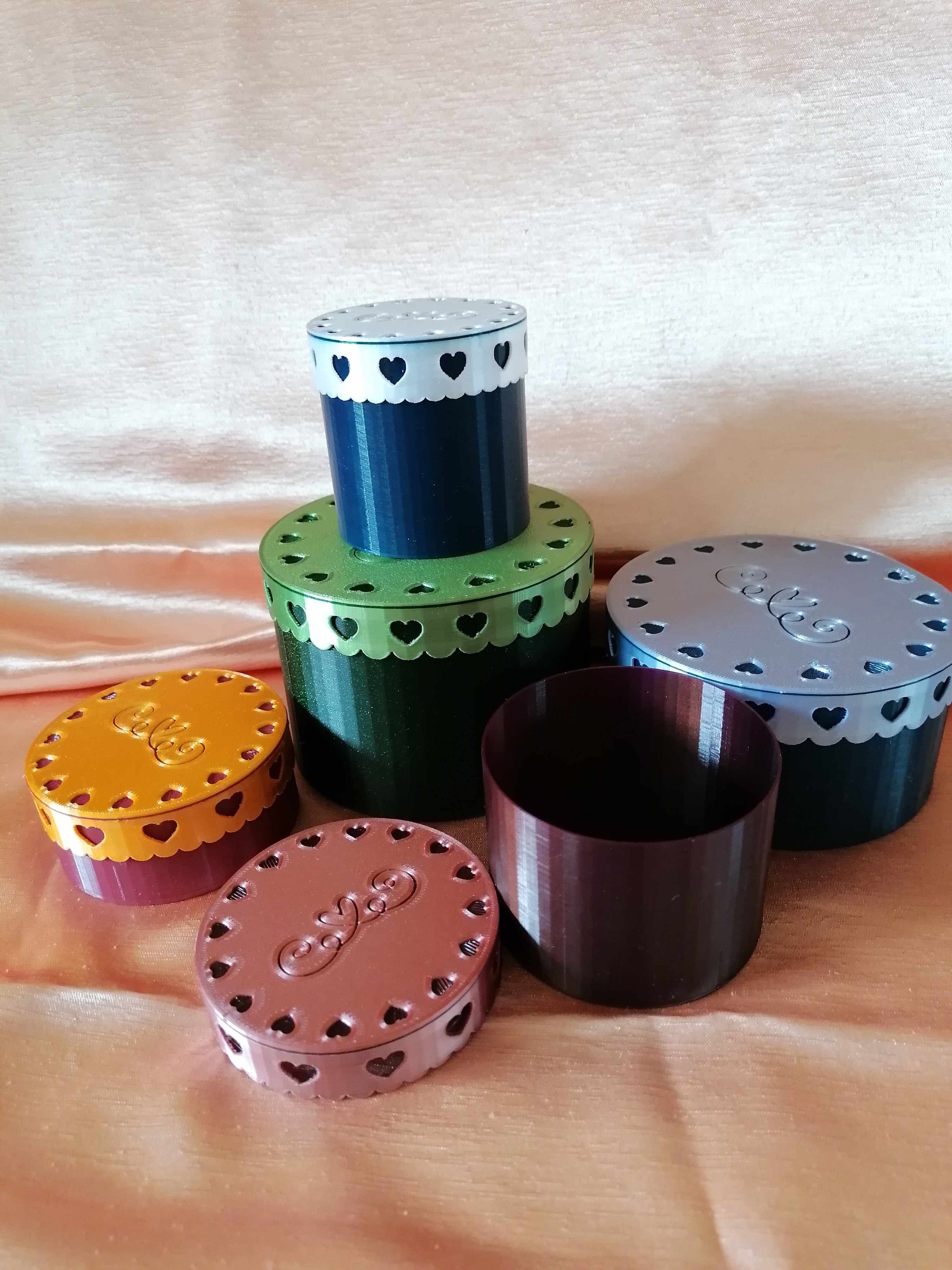 Kulatá dárková krabička s motivem srdce, různé velikosti (round gift boxt with heart relief, various sizes), 1 extruder