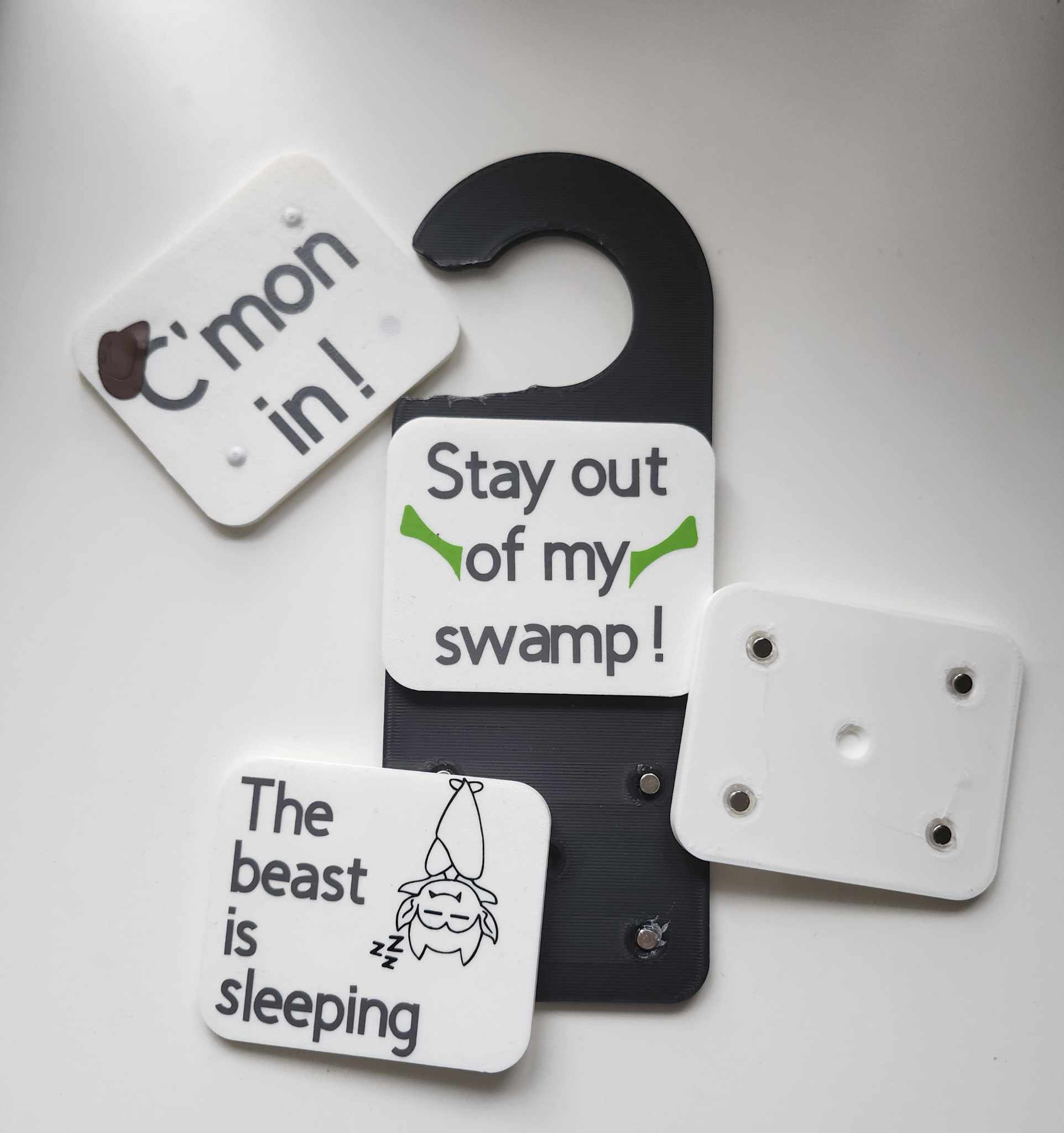 Door sign with magnets