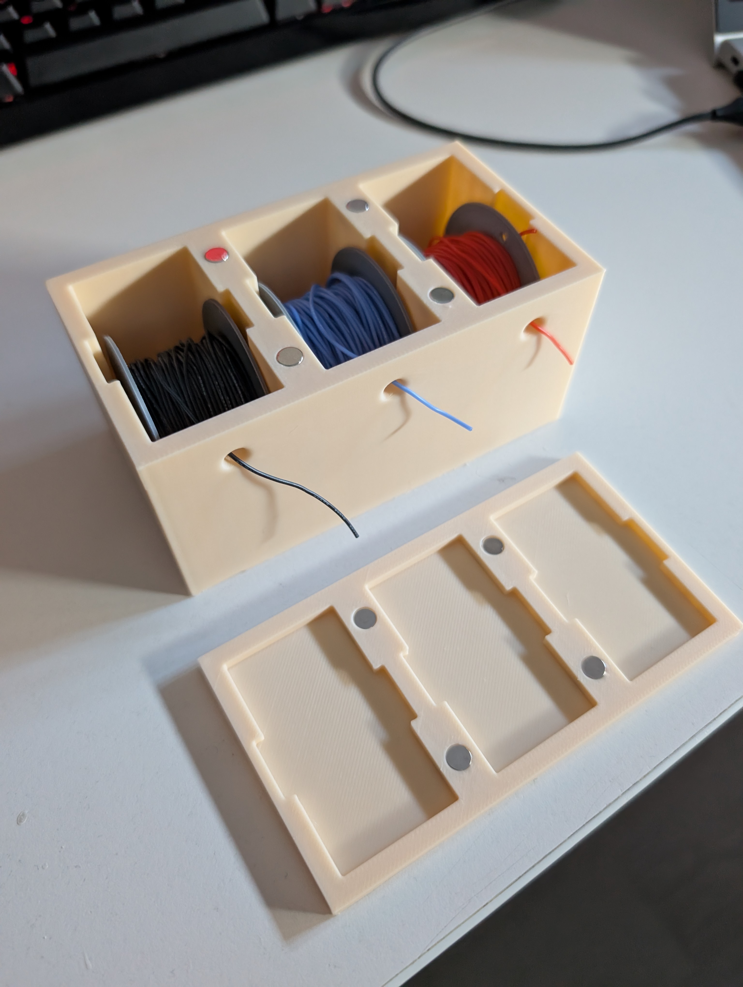 Solder wire box with magnetic lid