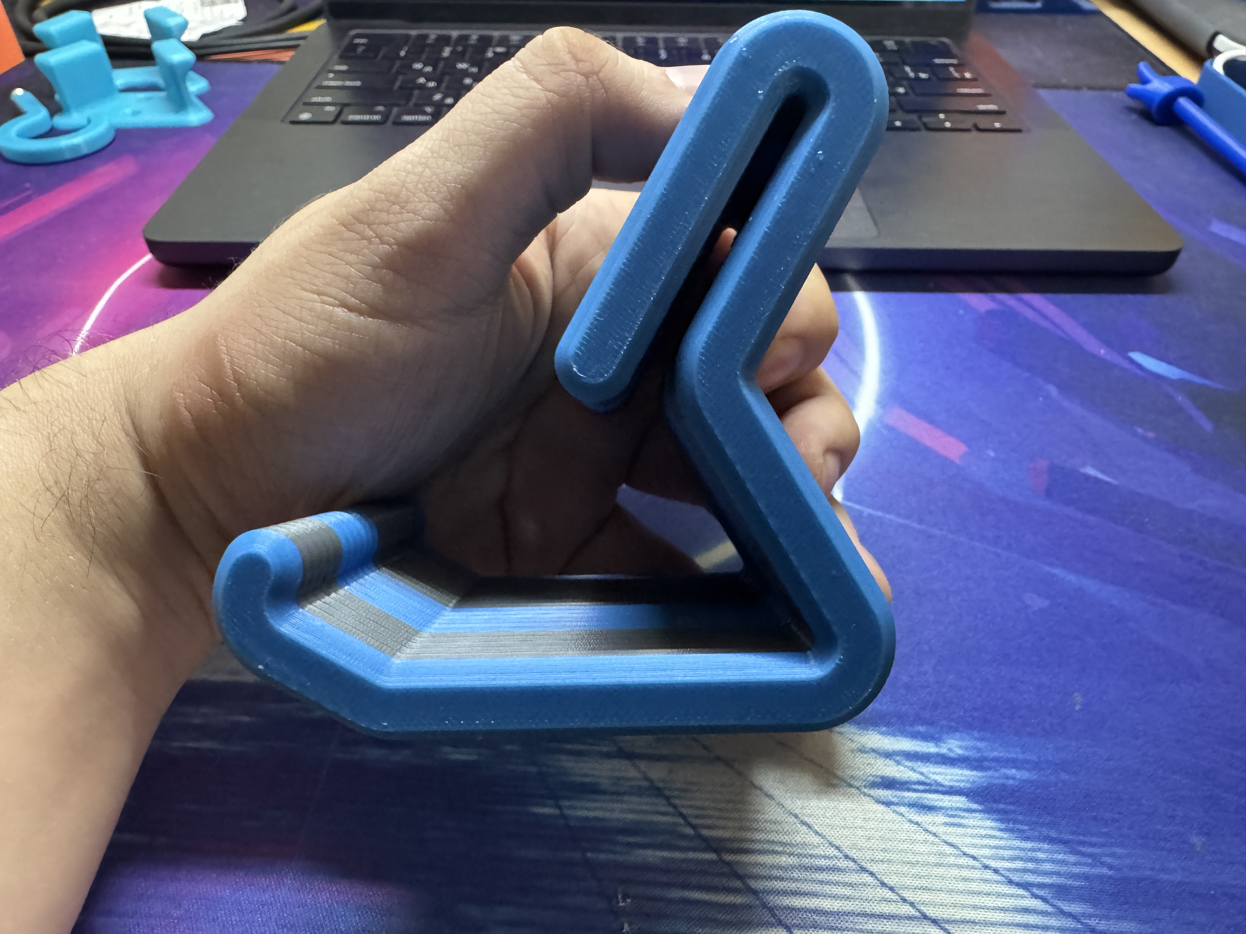 Parametrical Ribbed Phone Stand (Solidworks) — miniatura 2