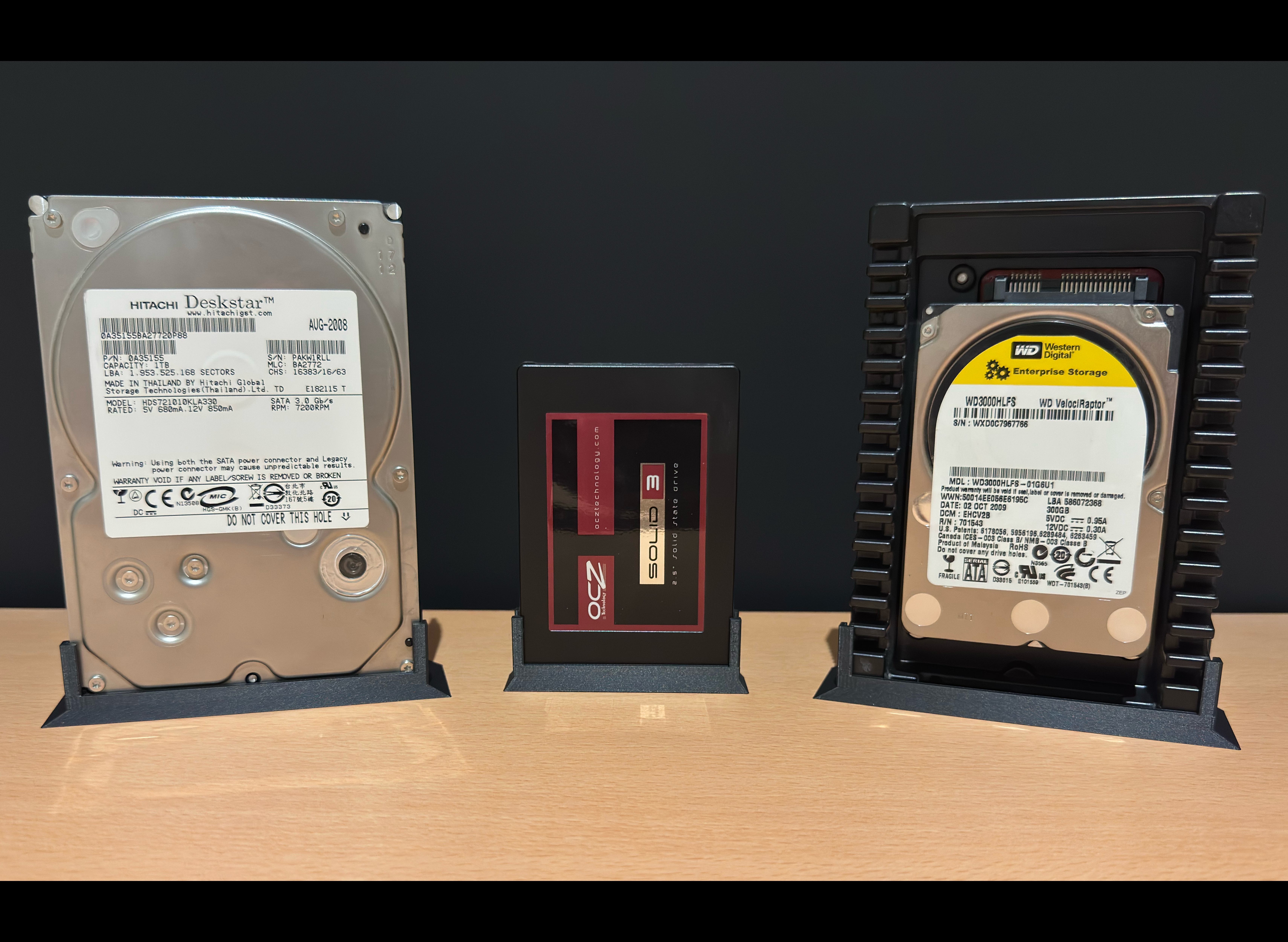 3.5" and 2.5" (inch) Hard Drive (HDD) and Solid State Disk (SSD) Display Stand