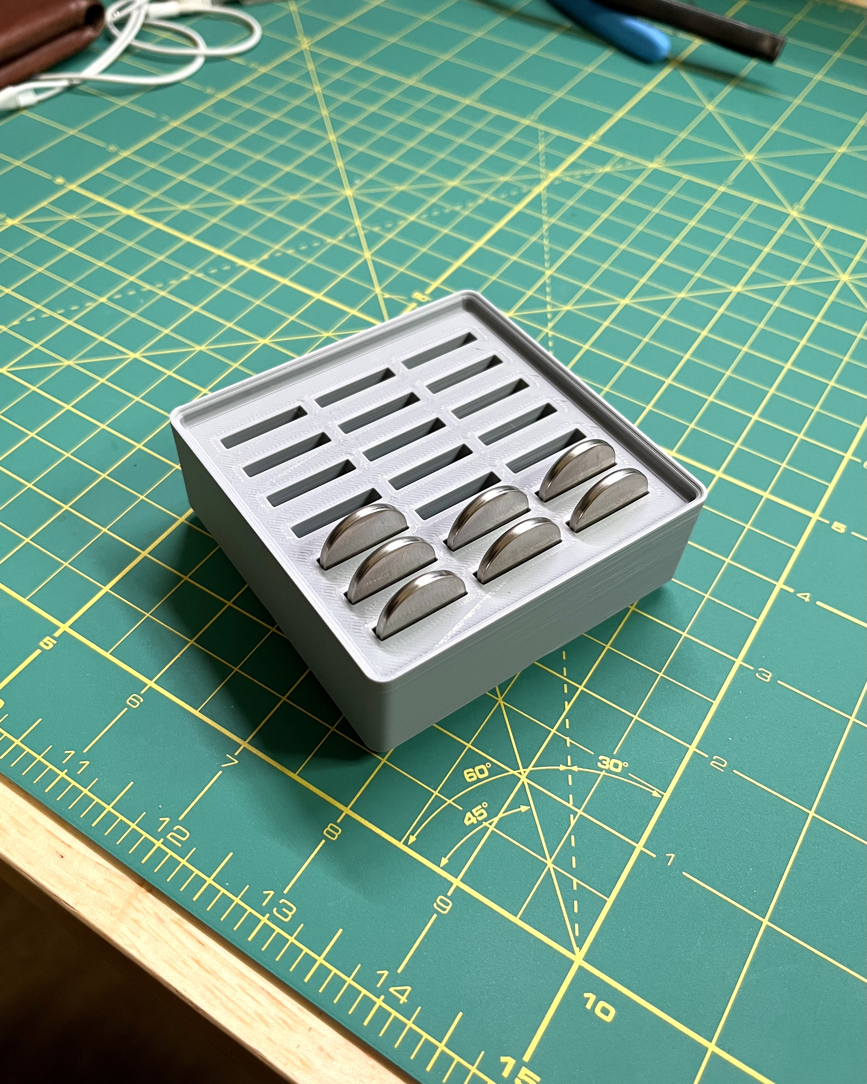 Gridfinity Bin - CR2032 Batteries (2x2x4) 3D model thumbnail
