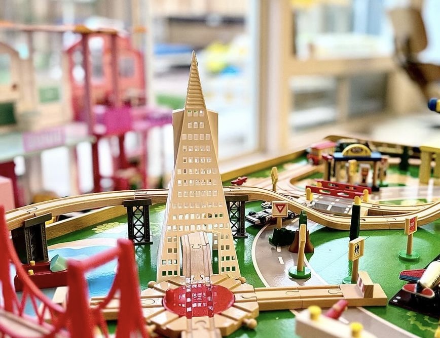 Kids Train-scale Trans-America Pyramid Building