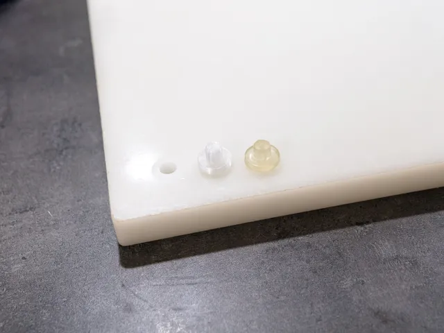 Replacement plastic cutting board feet (Ersatz-Füßchen für Schneidebretter)