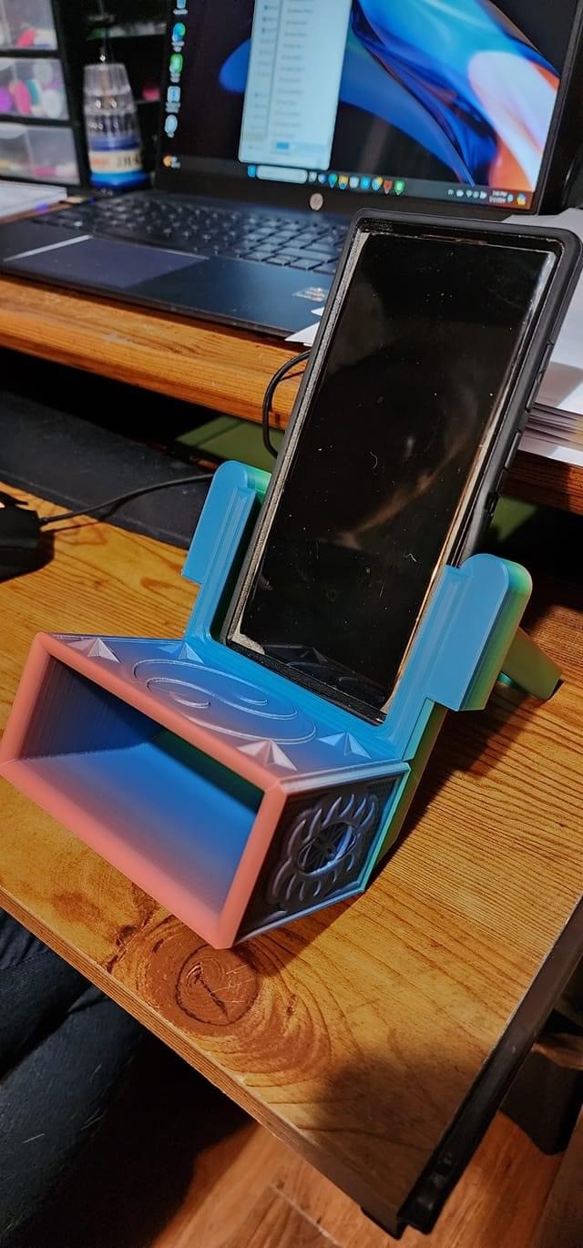 Trippy Little Phone Amplifier with Kickstand