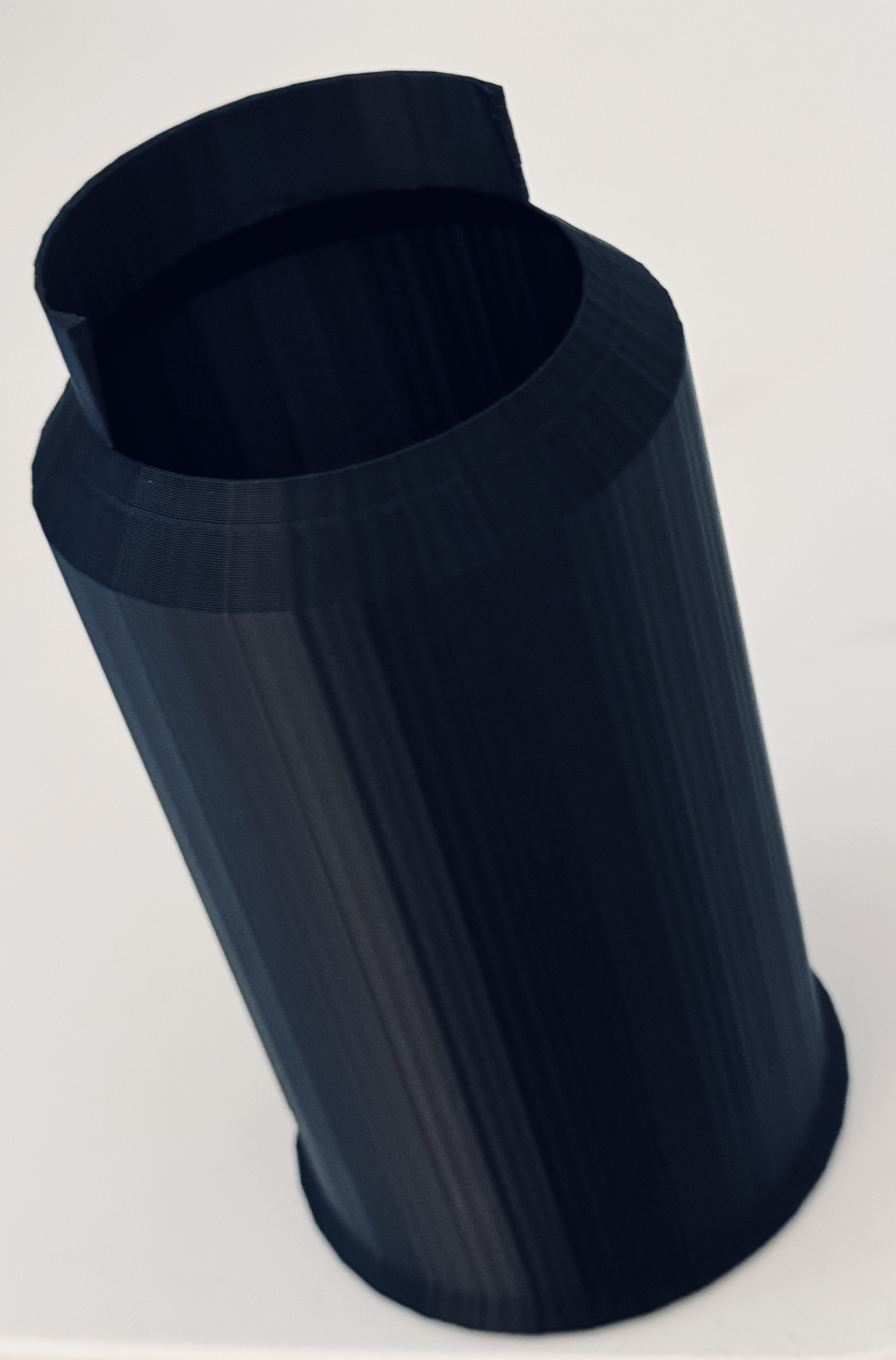 Container with edge lip for filament remainders and small objects.