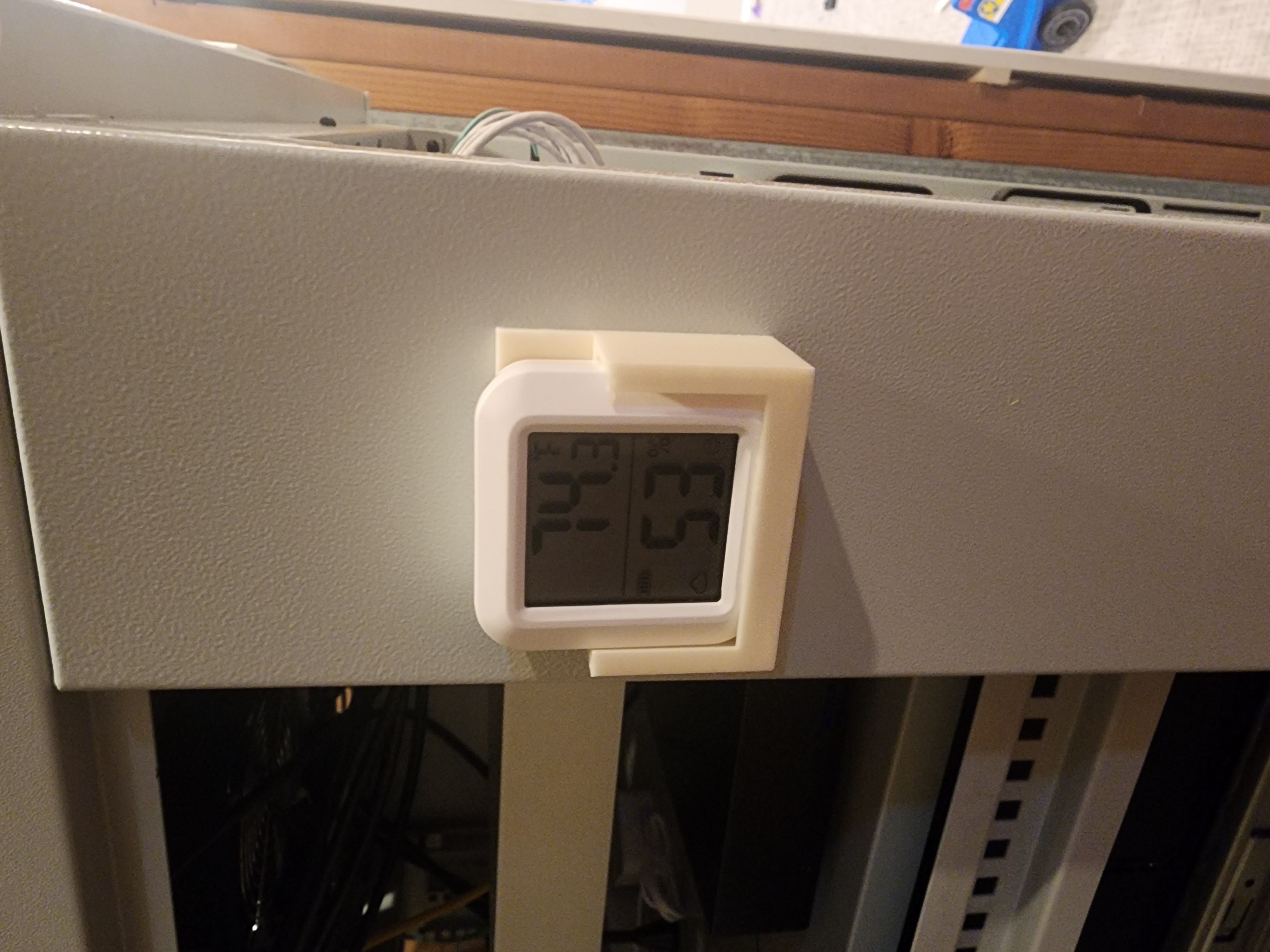 ThirdReality Temperature Humidity Stand with Magnets
